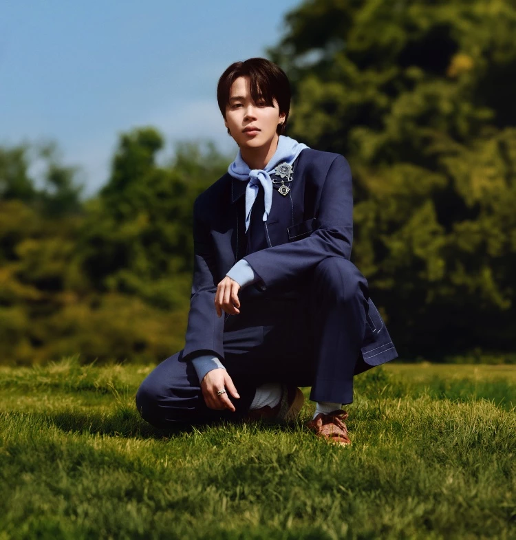 在團內擔任主領舞與副唱的 Jimin,於2023年正式加入 Dior 成為全球品牌大使,也成為品牌在韓國最具代表性的男星之一。事實上,Dior與BTS早已有合作淵源,從2019年為BTS巡演量身打造舞台服裝,去年九月前往巴黎觀賞Dior 2026春夏大秀,以性感露出腹肌的西裝造型亮相,讓人不愛不行!