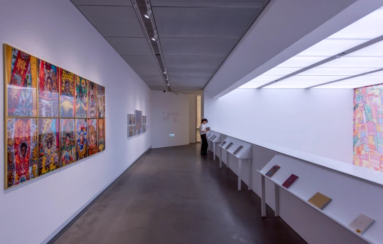 高美館《漂流宴》展場一隅。