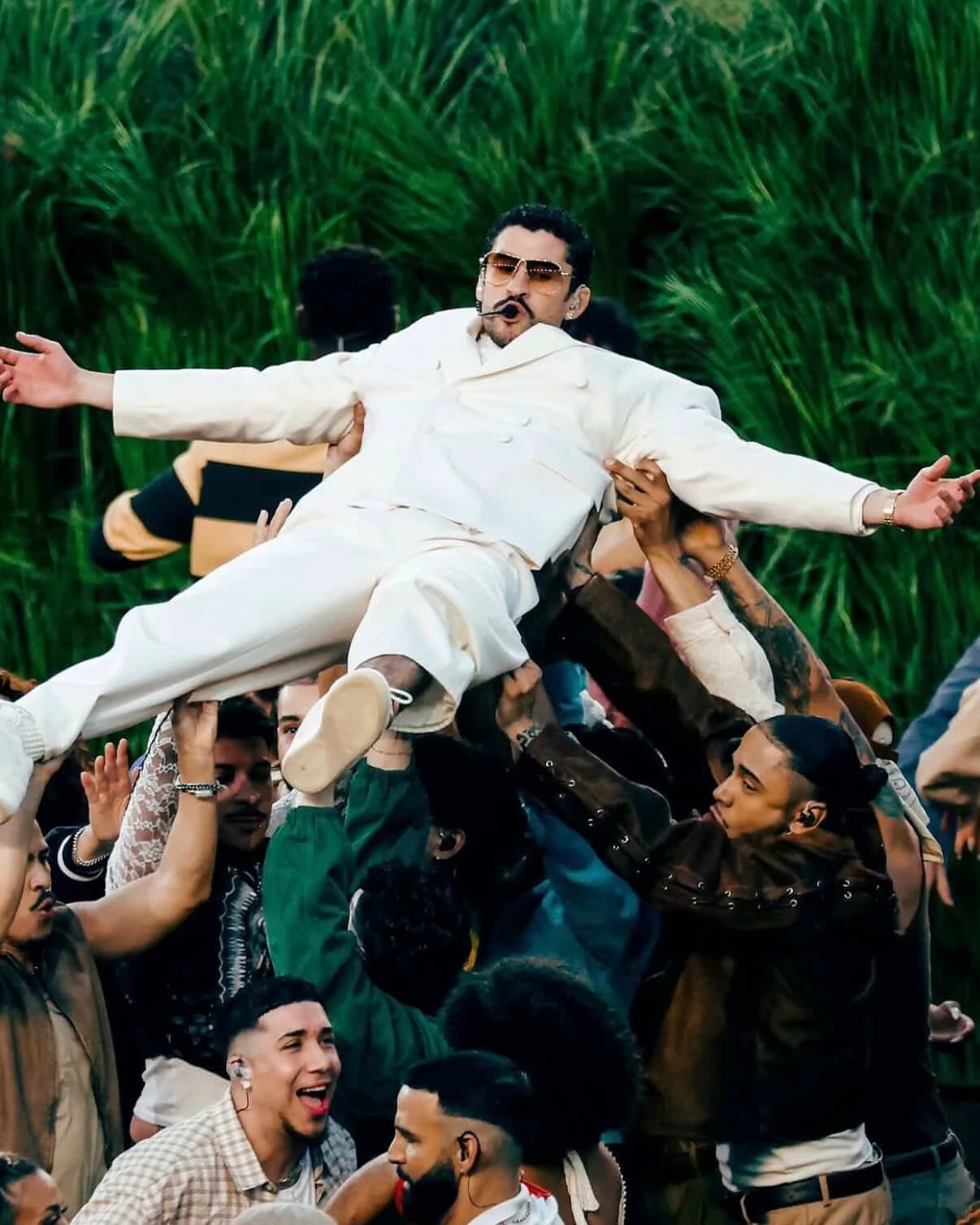 Spotify「史上最高串流歌手」第二名為來自波多黎各的天王 Bad Bunny(壞痞兔)以 986.94 億次累積串流數拿下,接著第三名到第十名,則依序為 Drake(德瑞克)、The Weeknd(威肯)、Ariana Grande(亞莉安娜·格蘭德)、Ed Sheeran(紅髮艾德)、Justin Bieber(小賈斯丁)、Billie Eilish(怪奇比莉)、Eminem(阿姆)、Kanye West(肯伊·威斯特)。