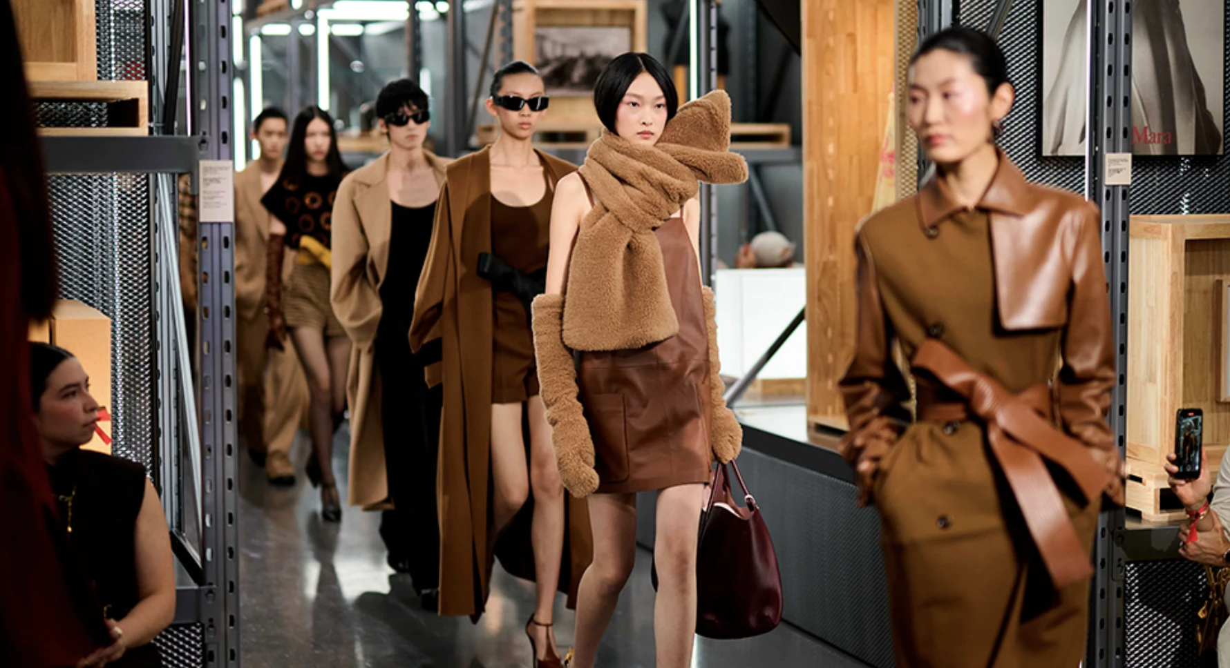 max mara 75週年上海早春大秀+展覽，翻玩紅色、大衣腰帶成蝴蝶結：出神入化的整