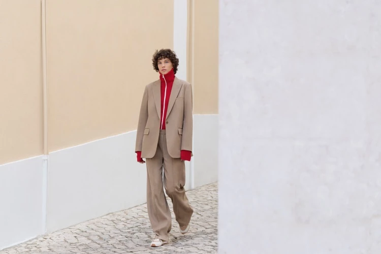 如果你喜歡「不貼腿但有線條」的褲型，這件休閒寬褲就是安全牌。褲管自然垂墜，走動時有份量感，能修飾大腿與臀線，對下半身偏有肉的身形特別友善。搭配合身上衣或短版針織，就能把比例重新拉回來，是日常通勤與週末穿搭都不會出錯的一款。（價格：NTD1,290）