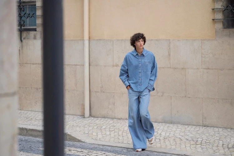 低腰設計搭配寬版剪裁，是近年時裝圈很紅的比例玩法，這件牛仔褲透過寬鬆褲管，把視覺重心往下移，反而讓腿部線條顯得更直、更長。適合想嘗試一點流行感、又不想太高調的人，只要搭配短版上衣、背心就很時髦。（價格：NTD1,290）