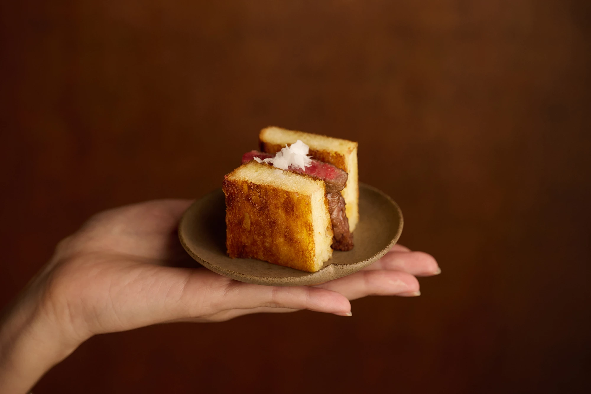 選用黃仁勳愛店「KANG Artisan Bakery」的布里歐麵包作為載體,口感輕盈鬆軟並具有撲鼻奶油乳香,內部夾入厚實多汁的和牛牛排,再抹上香氣馥郁的松露美乃滋,並以淡雪鹽增加深度。不僅口感飽滿,還具有豪華迷人的馥郁馨香,絕對不可錯過!