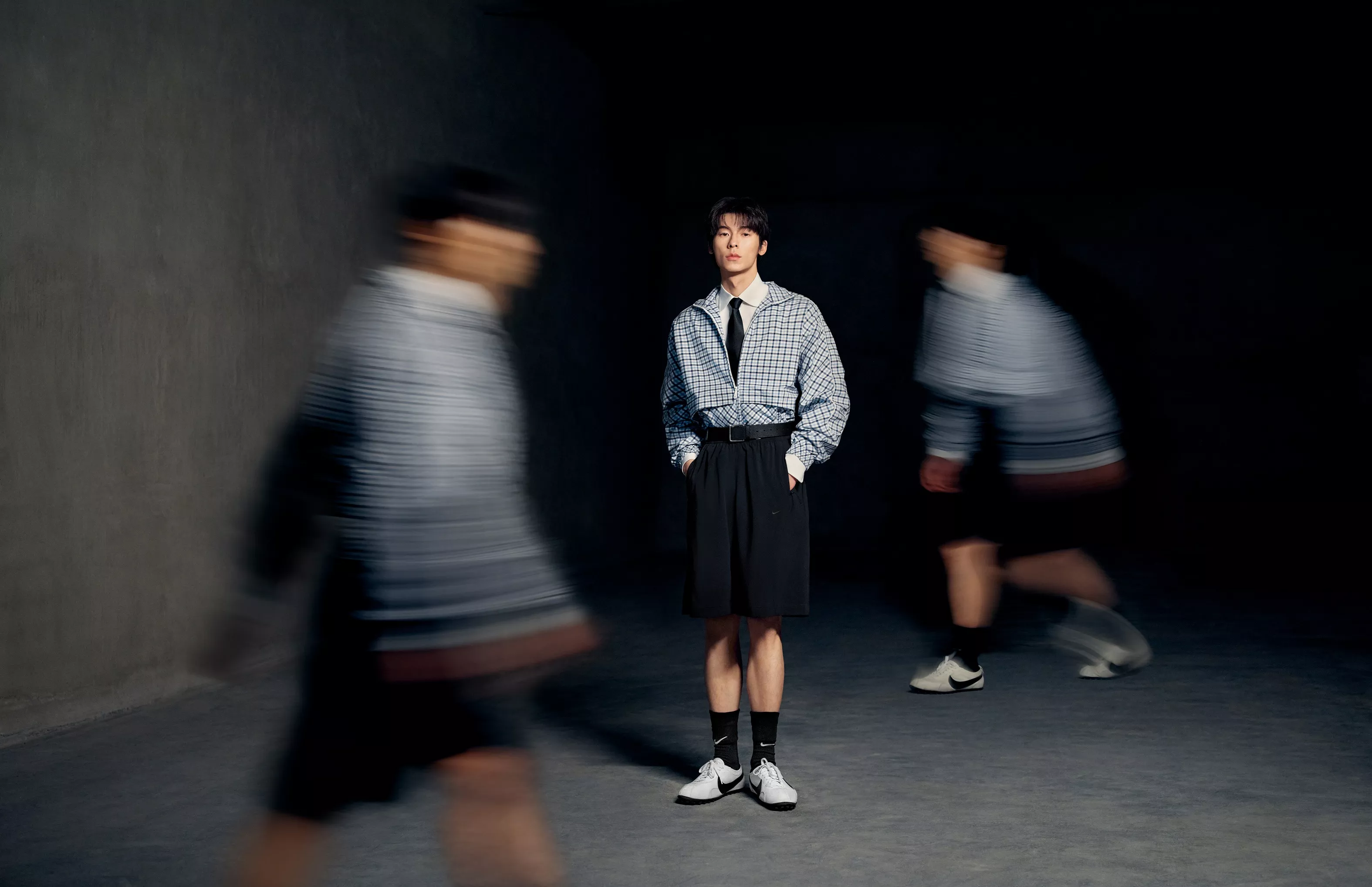 許光漢正式加入Nike陣營，不只可能掀起Threads上的穿搭大賽，更象徵品牌策略棋局的關鍵角色。這次合作以經典跑鞋Moon Shoe復刻計畫揭開序幕，格紋外套、白色襯衫、領帶的搭配造型，把運動與日常無縫切換，不只是穿什麼，而是怎麼把生活過成一種風格。更大的版圖正在展開。從Air Force 1到生活運動支線，Nike早已不只是球鞋品牌：當Lisa加入品牌、K-Pop勢力持續放大聲量，再加上紅遍亞洲的戲劇男神許光漢加入，「文化、生活 、運動」的整合戰略正在成形。