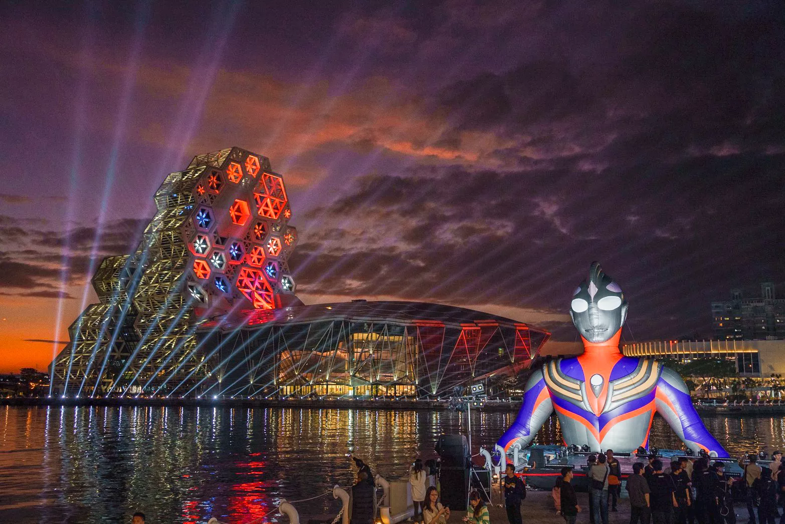 入夜後的冬日遊樂園,透過燈光設計與主題視覺,將港灣空間轉化為大型戶外光影舞台,燈飾沿著碼頭、水岸與倉庫建築延伸,形成層次豐富的夜間景觀。