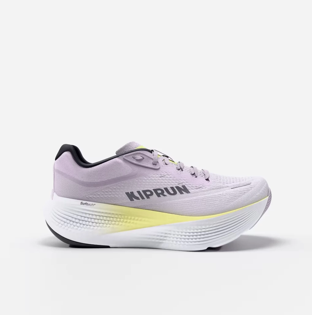 很多人對迪卡儂跑鞋的第一印象是「價格友善」，但KIPRIDE MAX 穿上腳其實會讓你感到驚喜。中底採用SOFTECH+混合泡棉，落地時能明顯感受到柔軟緩震，腳跟被穩穩托住，長距離跑起來也不容易累積衝擊。360°鞋領與3D針織鞋舌讓包覆感相當完整，跑步時腳在鞋內不會晃動。約270g的重量維持了不錯的輕盈感，適合日常訓練或長距離慢跑。