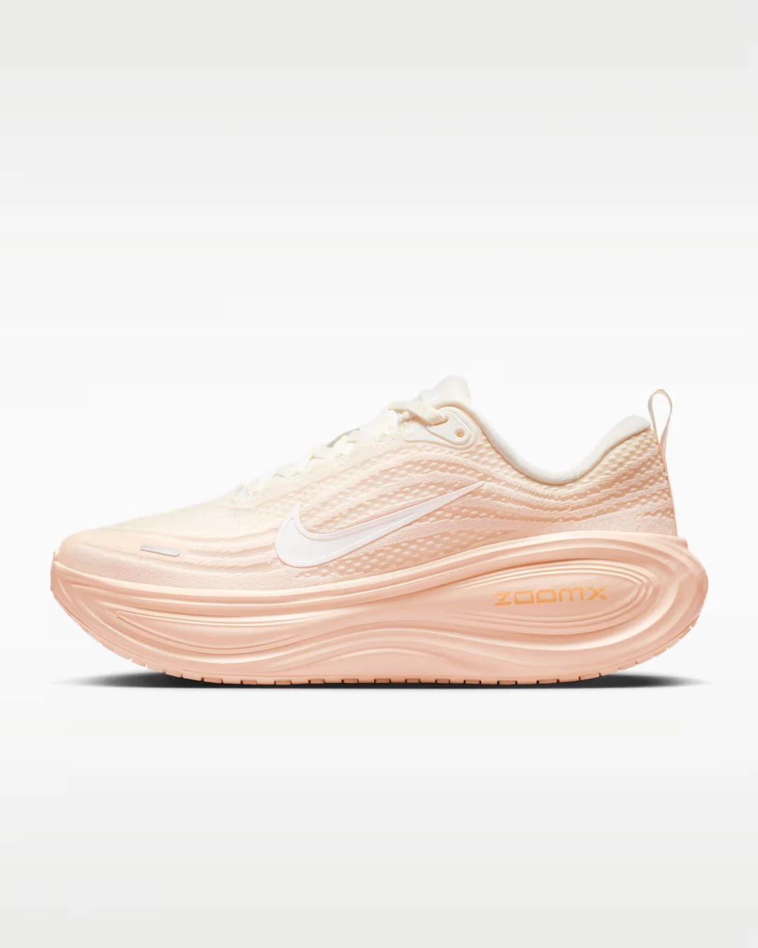 Nike Vomero Plus 主打厚實又柔軟的緩震腳感，中底搭載ZoomX泡棉，落地瞬間能感受到明顯的回彈與能量回饋，腳步自然往前滾動。機能網布鞋面維持良好透氣度，長時間跑步也不容易悶熱；高耐磨橡膠外底則提供穩定抓地力。