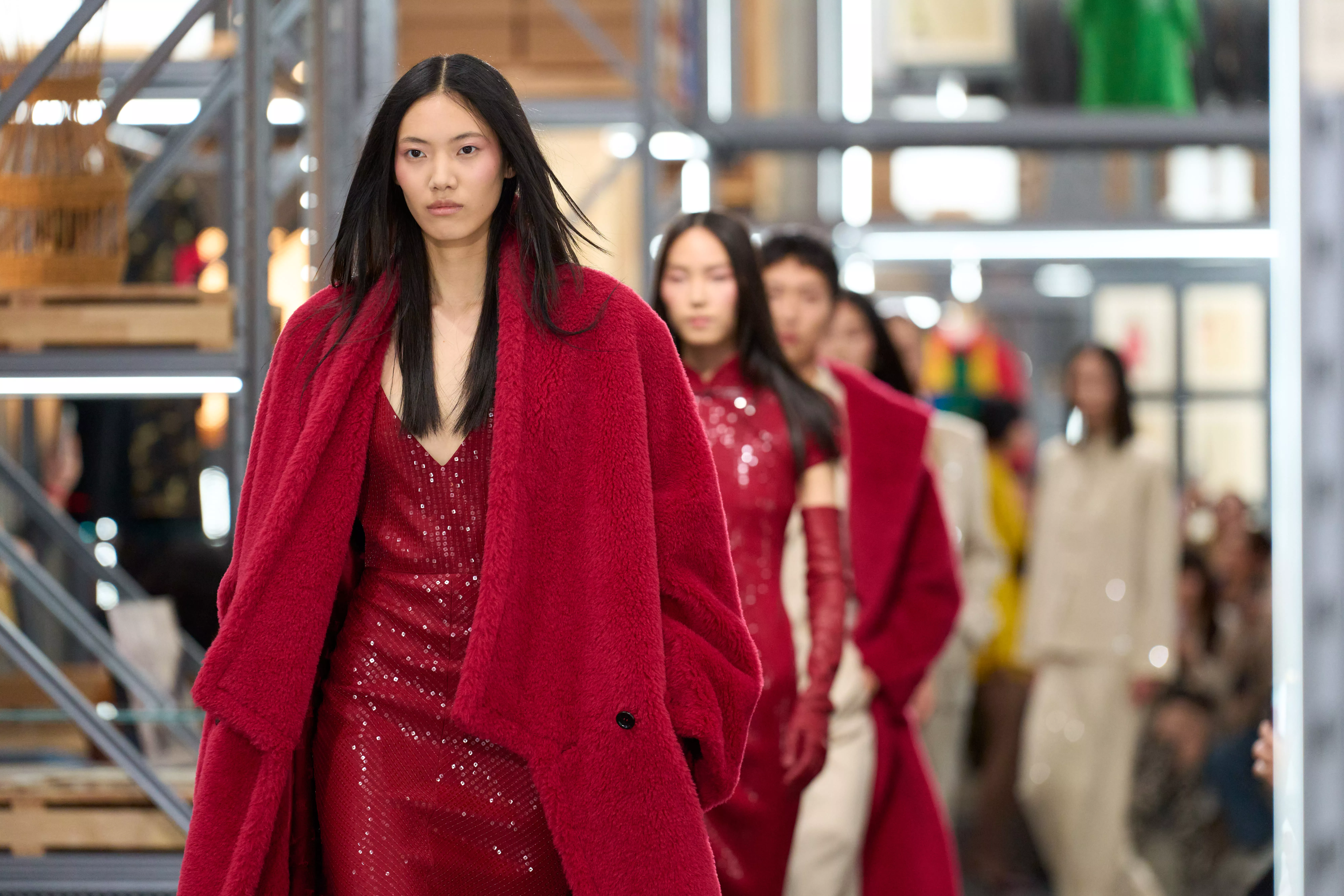 max mara 75週年上海早春大秀+展覽。2027 Resort系列主題「Kinetic Chic」：創意總監Ian Griffiths眼中的現代女性