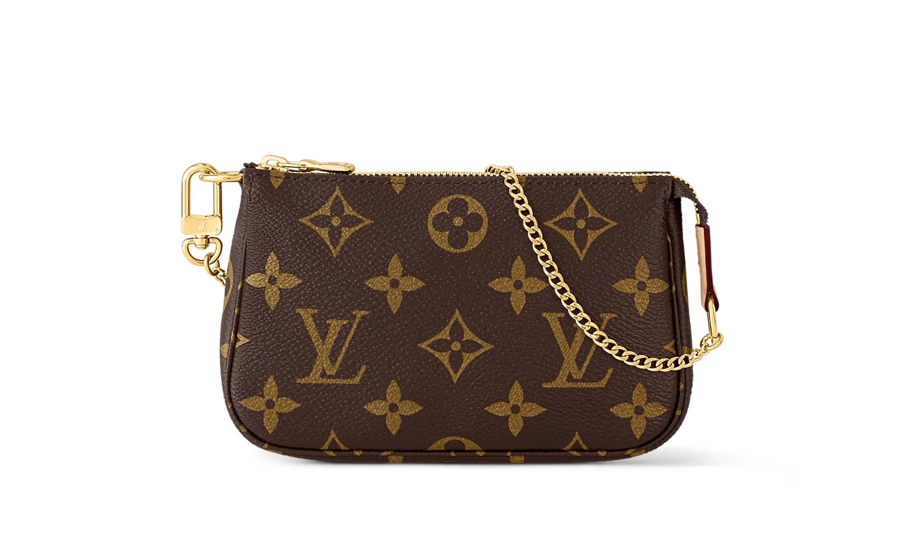 被暱稱為「迷你麻將包」的Mini Pochette Accessoires,絕對是LV入門包款裡討論度很高的一款。經典Monogram帆布搭配小巧圓潤的包型,揹上身精緻又不會過度高調。別看它尺寸迷你,拉鍊開口依舊能裝下卡片、鑰匙、唇膏等日常小物,既可當作獨立小包,也能掛進大包裡當收納袋使用。雖然有些超預算,但對想送媽媽一款不容易退流行、又帶有品牌辨識度的精品包來說,這款確實很值得列入清單。(價格:NTD25,400)