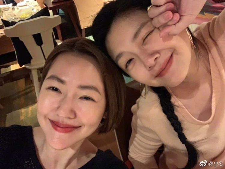 去年二月大 S 徐熙媛因病逝世震驚全亞,也讓摯愛妹妹小 S 工作全面停擺,一直到十月,小 S 與派翠克因《小姐不熙娣》入圍「最佳主持人獎」,讓小 S 再次鼓起勇氣出席典禮,蔡康永更全程相伴,最終頒發「最佳主持人獎」給自己。
