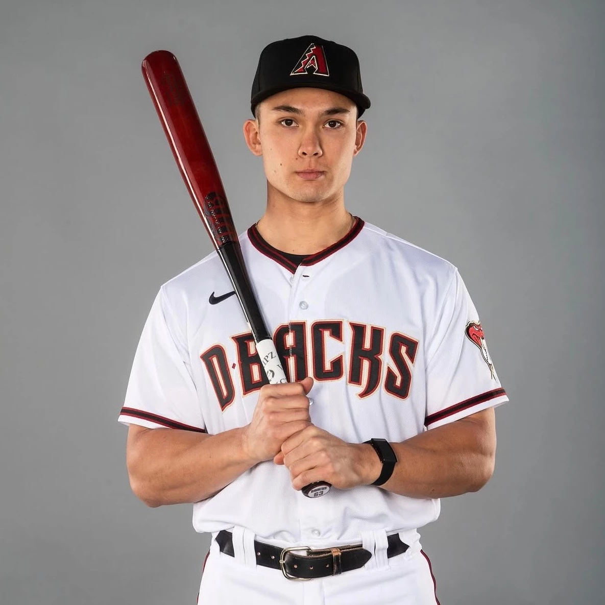 費仔在 2017 年 MLB 選秀第 2 輪,以第 38 順位被辛辛那提紅人選中,以 180 萬美元(約新台幣 5911 萬元)的簽約金正式踏入美國職棒,球團當時對他的身體條件、運動能力和外野發展性相當看好。