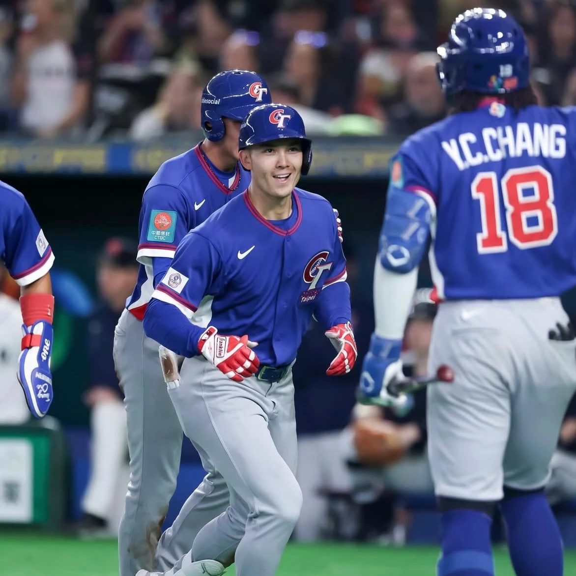 許多人都是因為這兩天的 WBC 被費仔大圈粉,他在對捷克的比賽中,第 2 局轟出滿貫全壘打,直接幫中華隊把比數拉開,最後球隊以 14 比 0 大勝捷克;隔天對韓國,儘管面對李政厚、Dane Dunning、金慧成...等旅美強敵,還是在第 8 局轟出超前兩分砲,一度把比數打成中華隊 4 比 3 領先,成為比賽重要轉折。