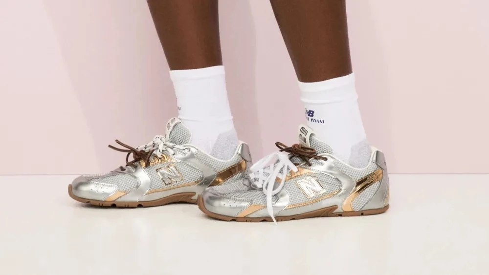 從近兩年女性球鞋搜尋數據與門市銷售結構來看,「灰色球鞋」已正式從安全牌配色,升級為帶動購買轉換的關鍵色系。一方面,消費者對高飽和亮色的熱度趨於理性,轉而追求低彩度+高搭配彈性的日常解法;另一方面,各大品牌也同步把灰色放進主力款式,從復古跑鞋、薄底鞋到厚底機能跑鞋,都能看到灰階版本優先釋出。