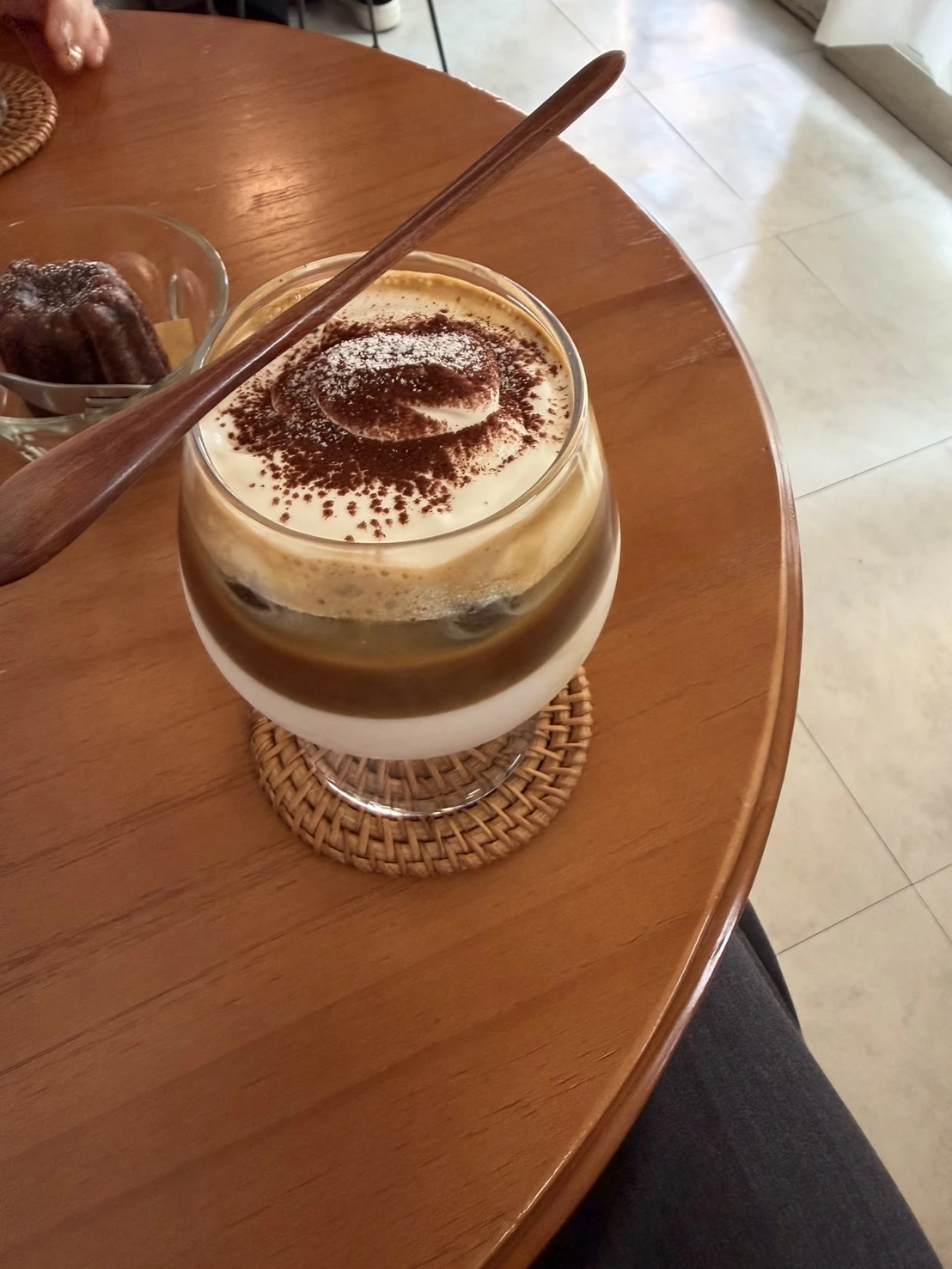 至於咖啡，編輯自己私心很常點的是「奶油白鮮奶油拿鐵」。上層柔軟的鮮奶油讓整杯咖啡多了一種輕柔的口感，壓力大的時候來一杯，真的很療癒。不過說實話，也不一定要等到壓力大的時候才喝，有時候只是經過、突然想來點甜一點的咖啡，就會忍不住點上一杯。如果想換個風味，我偶爾也會選「奶油黑」，少了牛奶、咖啡味更俐落，但上層的奶油又把整體味道拉回柔和，兩種完全不同的個性，各有各的好喝，直得你親自品嚐。