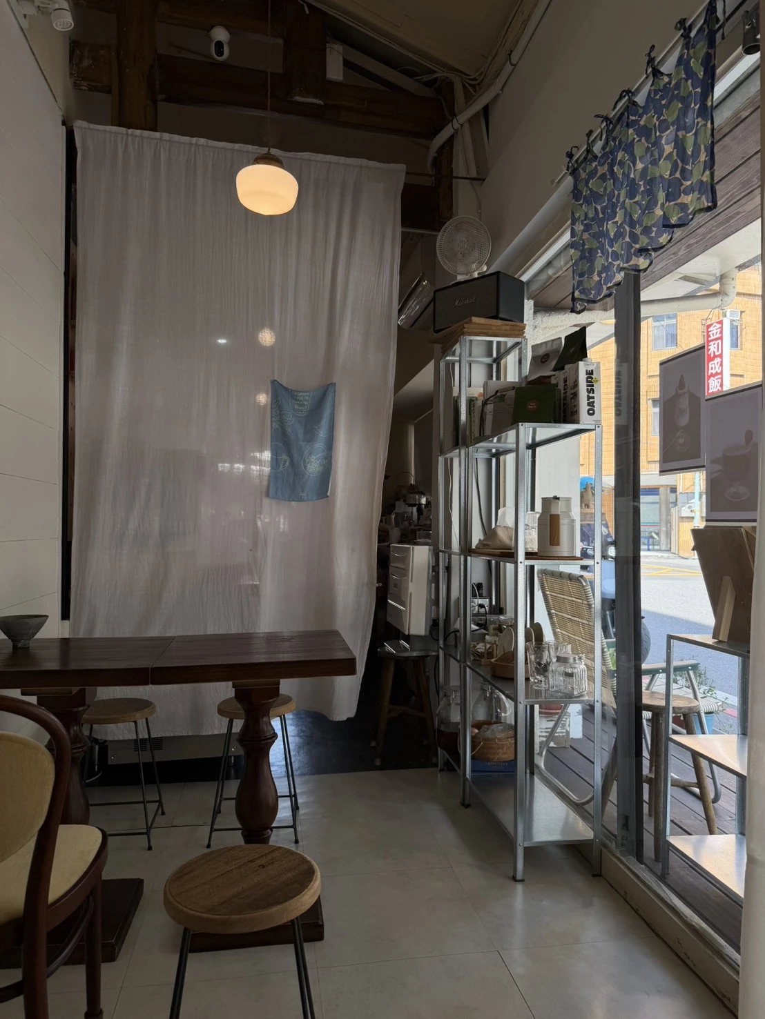 第一次走進店裡，多數人都會發現這裡真的很小。座位不多，也沒有設置洗手間，但這些其實不太影響大家的心情。反而因為空間單純，整個氛圍更像是街角的小咖啡店。有人一個人來喝咖啡，有人和朋友聊天，也有人帶著家人一起出現。我自己很喜歡這種店。沒有過度設計的距離感，氣氛自然，也更符合日常的生活場景。