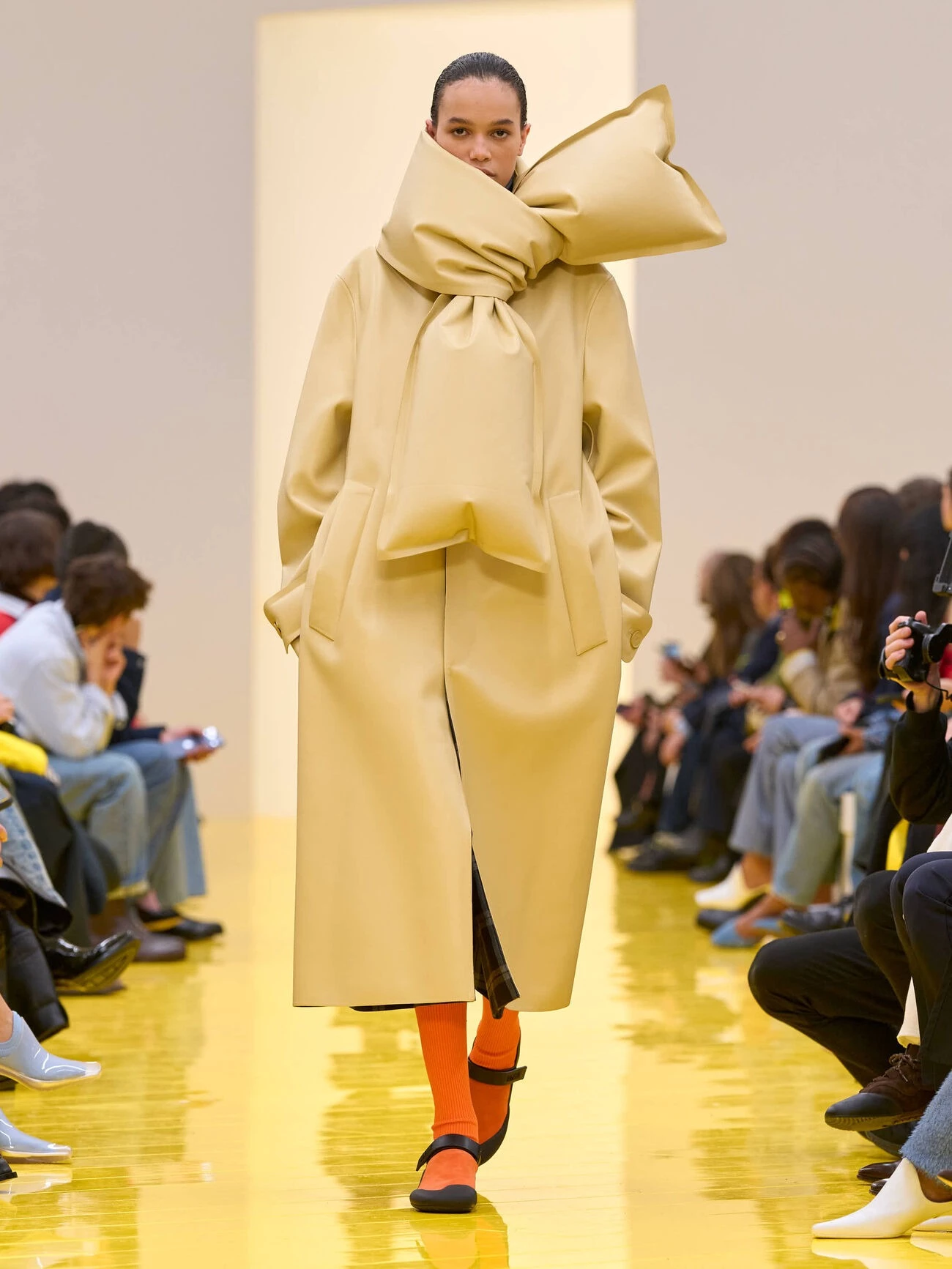 在許多品牌趨於保守,或甚至訴求「Quiet Luxury」,那麼 Loewe 則選擇走向另一條路。從大秀現場,到官方新聞稿中都能感受到「Joy」,對他們而言,製作本身就是一種快樂的表達,這場秀並不是用誇張戲劇化去吸引目光,而是透過一連串充滿幽默感的細節,讓人重新感受到穿衣的樂趣。