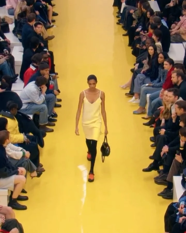 自從接下 Loewe 創意方向後,Jack McCollough 與 Lazaro Hernandez 的一舉一動都備受時尚圈關注。兩人曾以自創品牌 Proenza Schouler 建立鮮明美式時裝語彙,如今進入 Loewe 之後,則在品牌既有的工藝底蘊上,逐步建立屬於自己的新觀點。來到第二季,他們沒有急著翻轉品牌,而是透過更輕盈、更有節奏的方式,把 Loewe 的語言擴張得更年輕,也更有感染力。