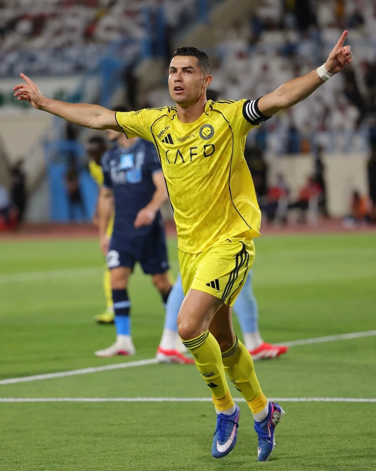 除了梅西除了外，2026 年世界盃也很有可能是足球天王 C 羅（Cristiano Ronaldo）的最後一戰。C 羅的職業生涯絕對是現代足球史最偉大的戰將，他不只是歐冠歷史進球與助攻紀錄保持者之一，也是男子國家隊歷史進球王。