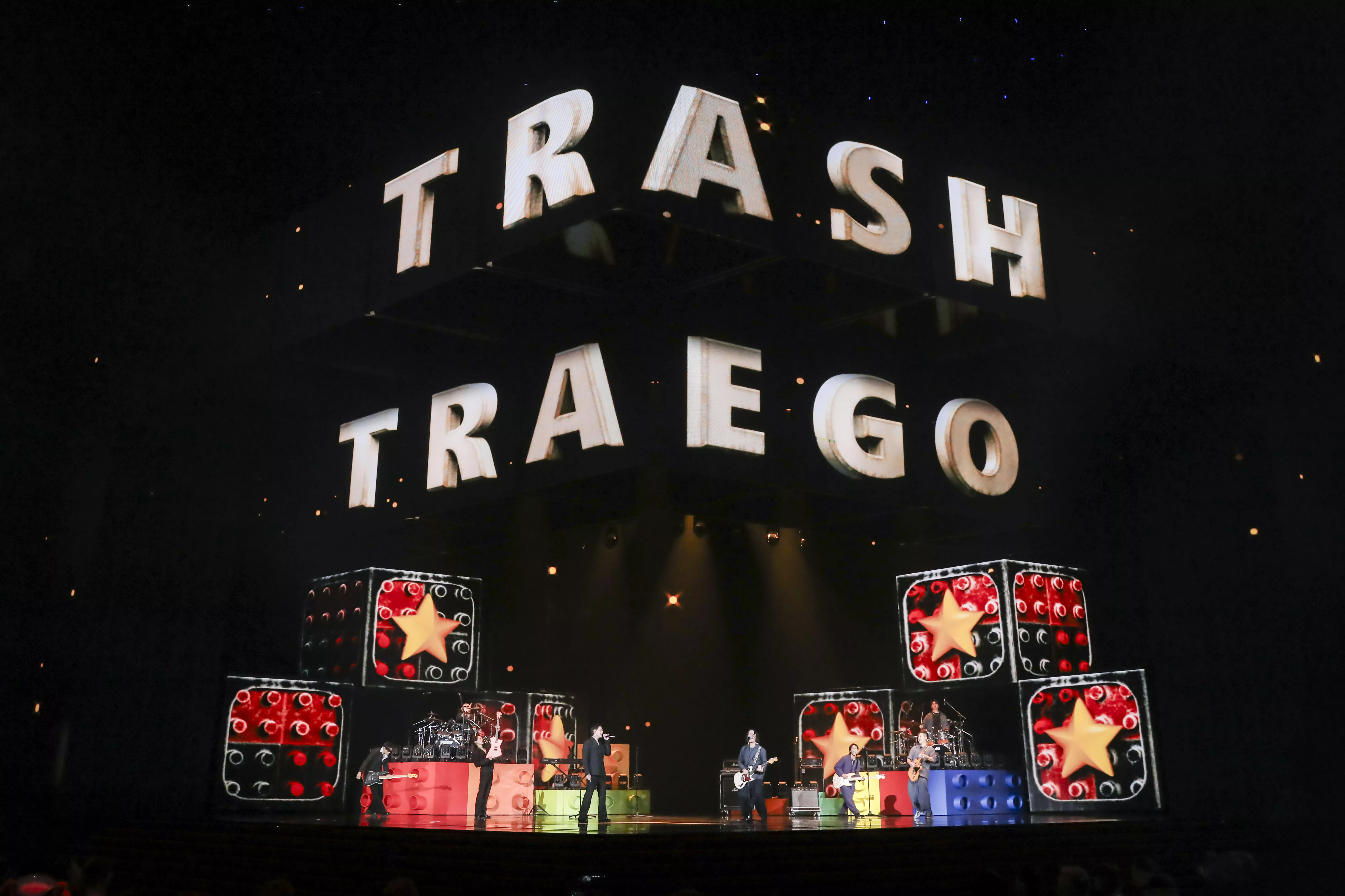 人氣搖滾樂團 TRASH 以及將龐克風融入客語的樂團粹垢 TRAEGO 這次也破天荒合體演出,TRASH 先帶來抒情歌曲開場,接著 TRAEGO 以踢館形式登上舞台,兩團接著帶來精彩的〈Hakka Sucker〉合演,兩組風格截然不同的樂團帶來你來我往的超強火花,再次點燃全場,絕對是聽團仔們今晚最幸福的精彩瞬間。