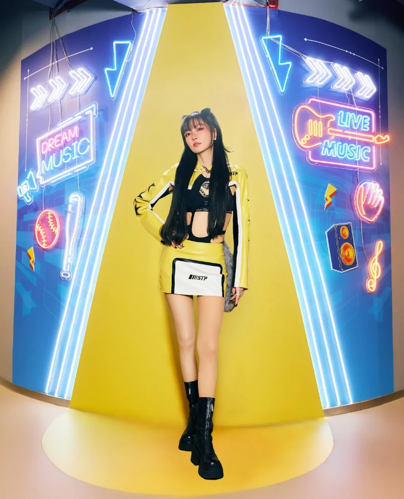 相隔 20 年，「金曲歌后」以天后之姿重返大港，謝金燕不只是回歸，還將是一種傳承與宣示，將用大家熟悉卻又不斷進化的姿態，點燃港邊夜色風景。