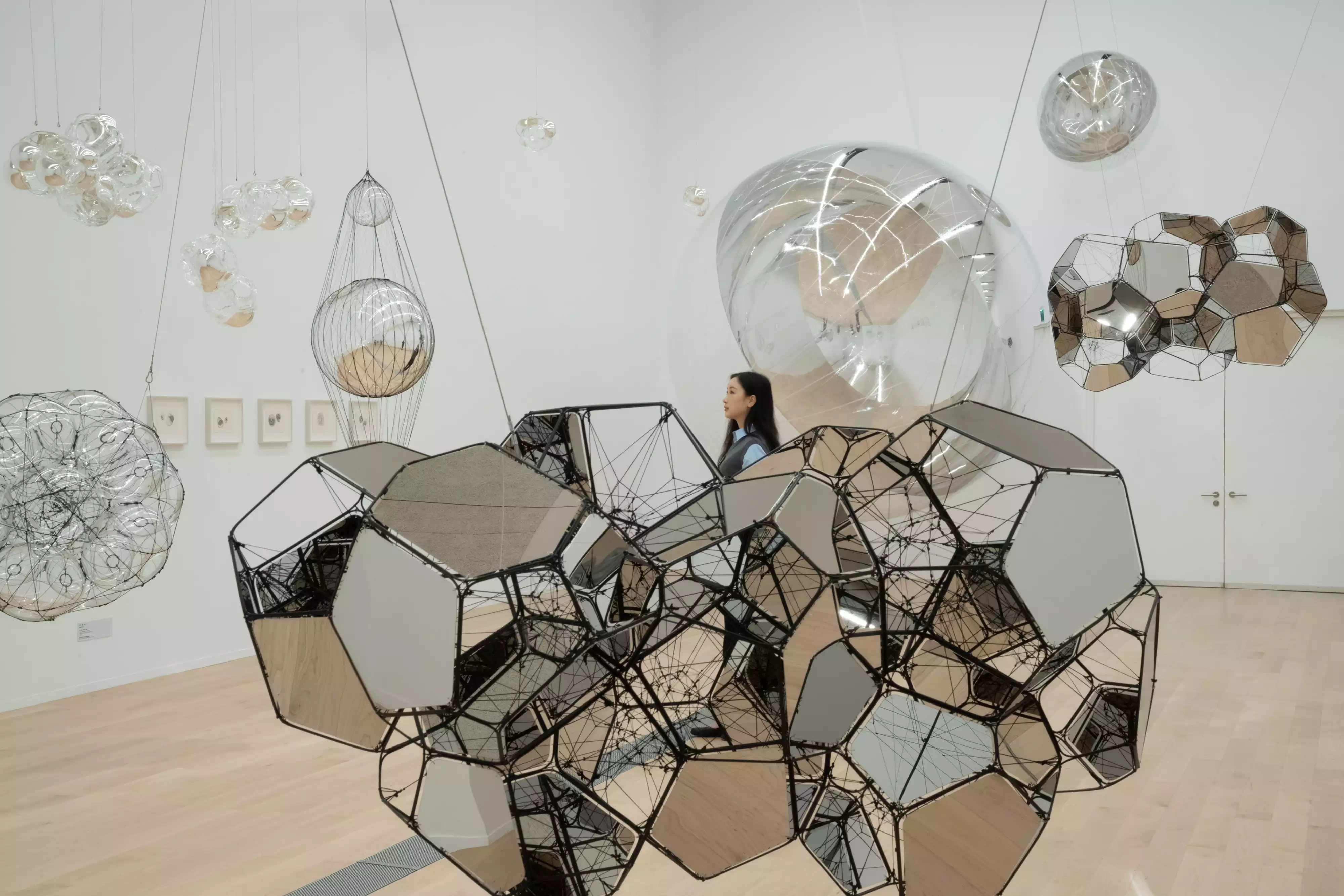 新北美術館《托馬斯.薩拉切諾:共織宇宙》「熱力學的想像」展間一隅。