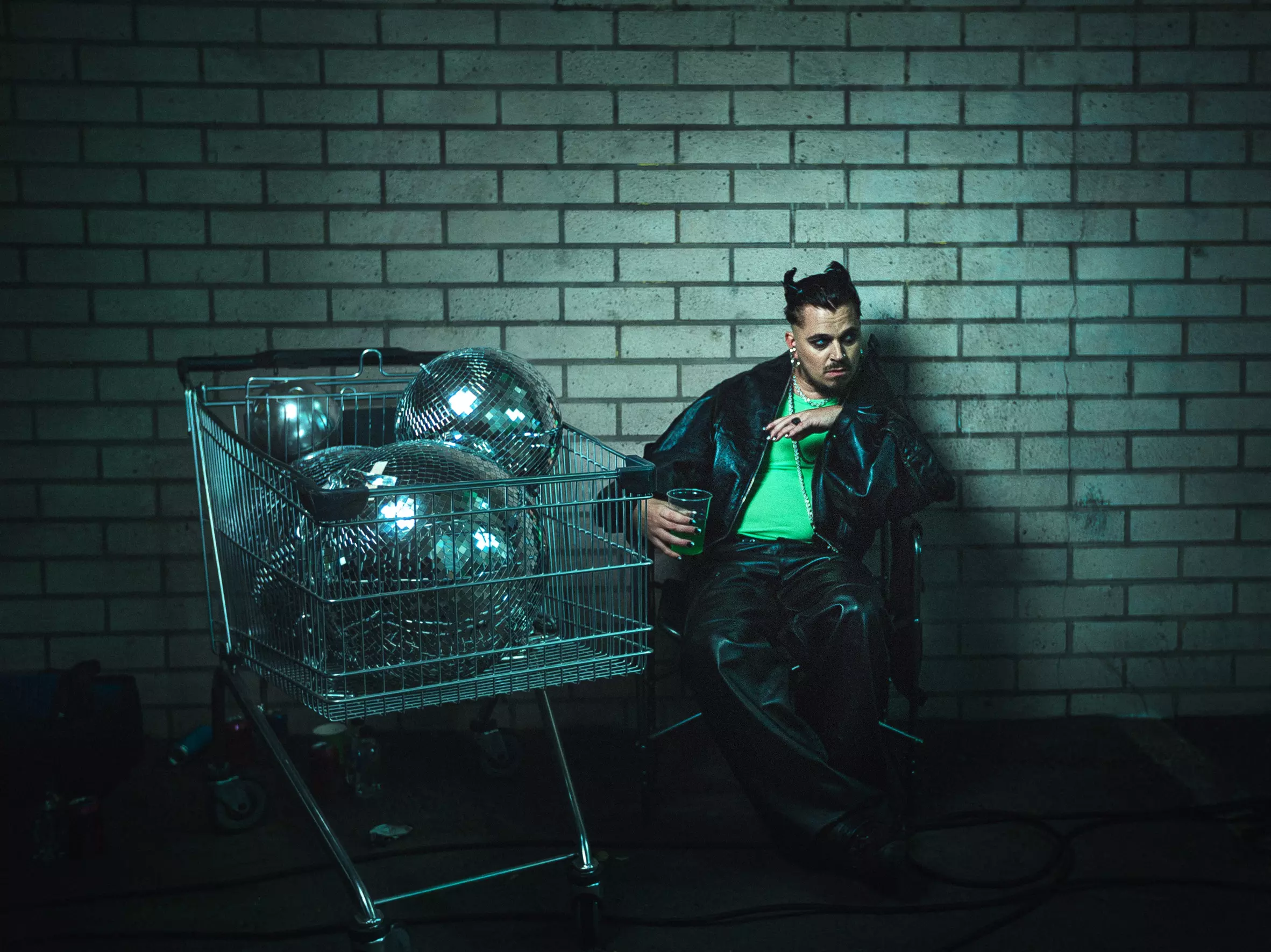 擁有強大舞台魅力與迷人嗓音的芬蘭歌手咖力亞（Käärijä），曾在 2023 年參加頗具盛名的歐洲歌唱大賽（Eurovision Song Contest），當時他以一首極富節奏感和能量的歌曲〈Cha Cha Cha〉，成功征服現場數萬樂迷與評審雙耳，加上視覺效果極佳的舞台動感演出，搭配不斷來回重複洗腦的歌詞，成為當晚最受矚目的表演者之一，最終咖力亞（Käärijä）以強勁演出實力，成功拿下該屆歐洲歌唱大賽亞軍。