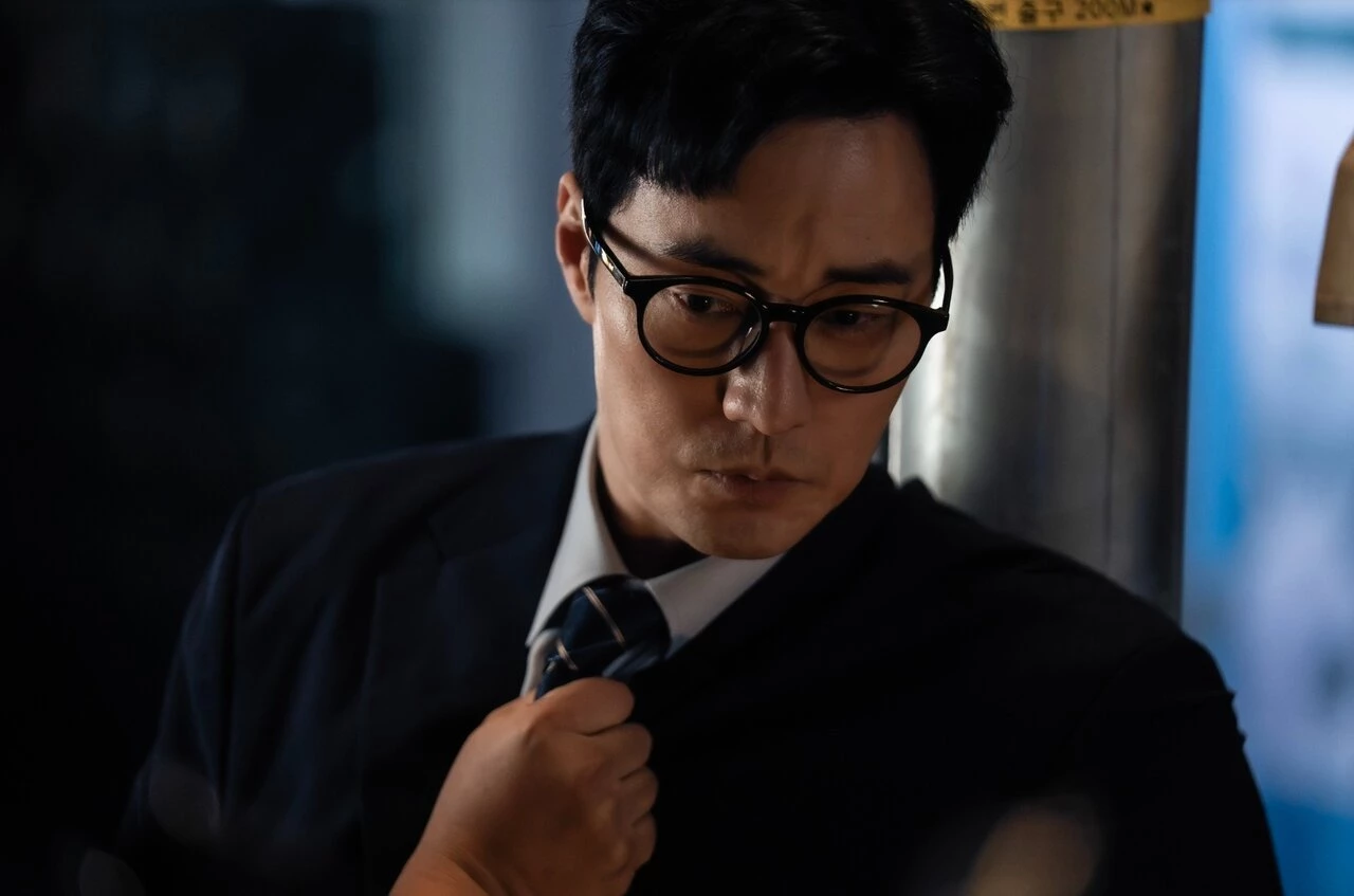 「韓劇男神」蘇志燮去年才在《無赦之仇》展現硬漢魅力，這次也將於《金特務：本色回歸》將展現冷酷黑幫男神與樸實父親的雙重魅力。故事講述身兼單身爸爸、公司經理、前特種部隊成員金特工原本過著平凡的生活，直到某天女兒意外失蹤，得知女兒被綁架後，金特務變得冷酷無情，開始四處搜尋線索，他決心不惜一切代價救回女兒，準備再次看男神大殺四方！