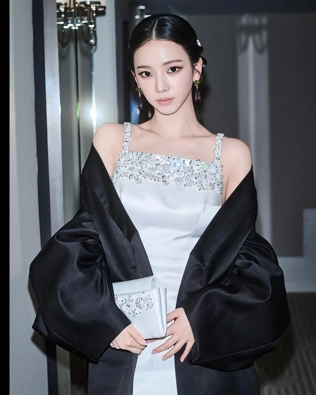接著第五名由大勢女團 aespa 隊長 Karina 拿下,Karina 透過社群媒體被 SM 娛樂發掘,之後進入公司接受訓練後,在 2020 年以 aespa 成員出道,團體以未來感世界觀、強烈視覺概念加上一首接一首洗腦神曲,讓她們一出道便走紅全亞。
