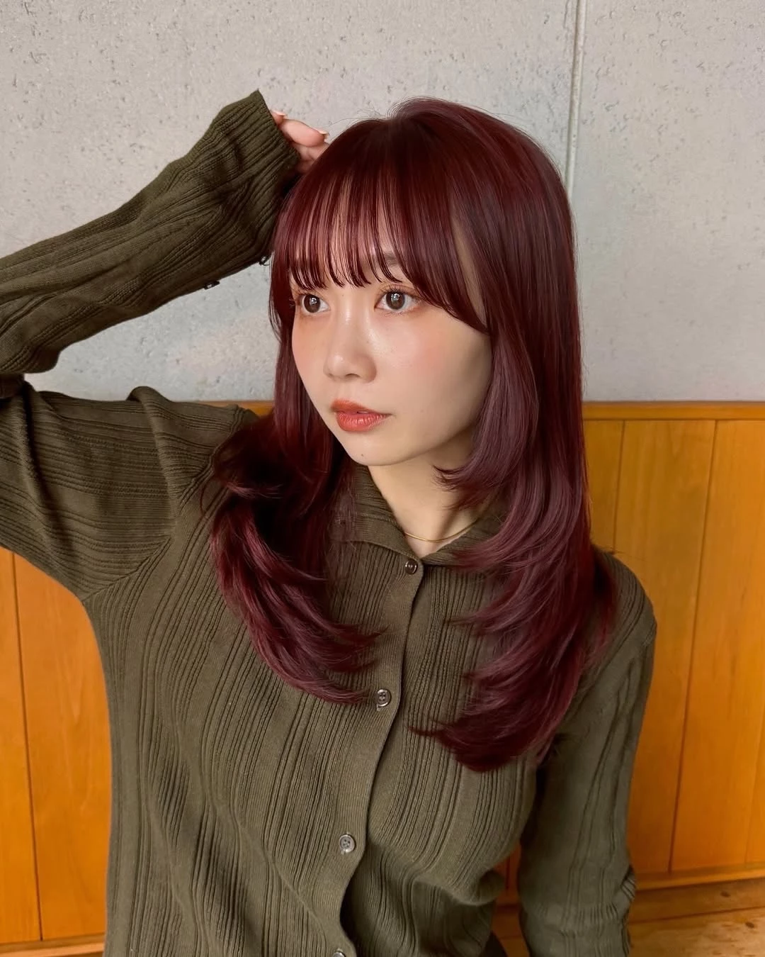 紅色頭髮造型推薦3：C字捲層次剪