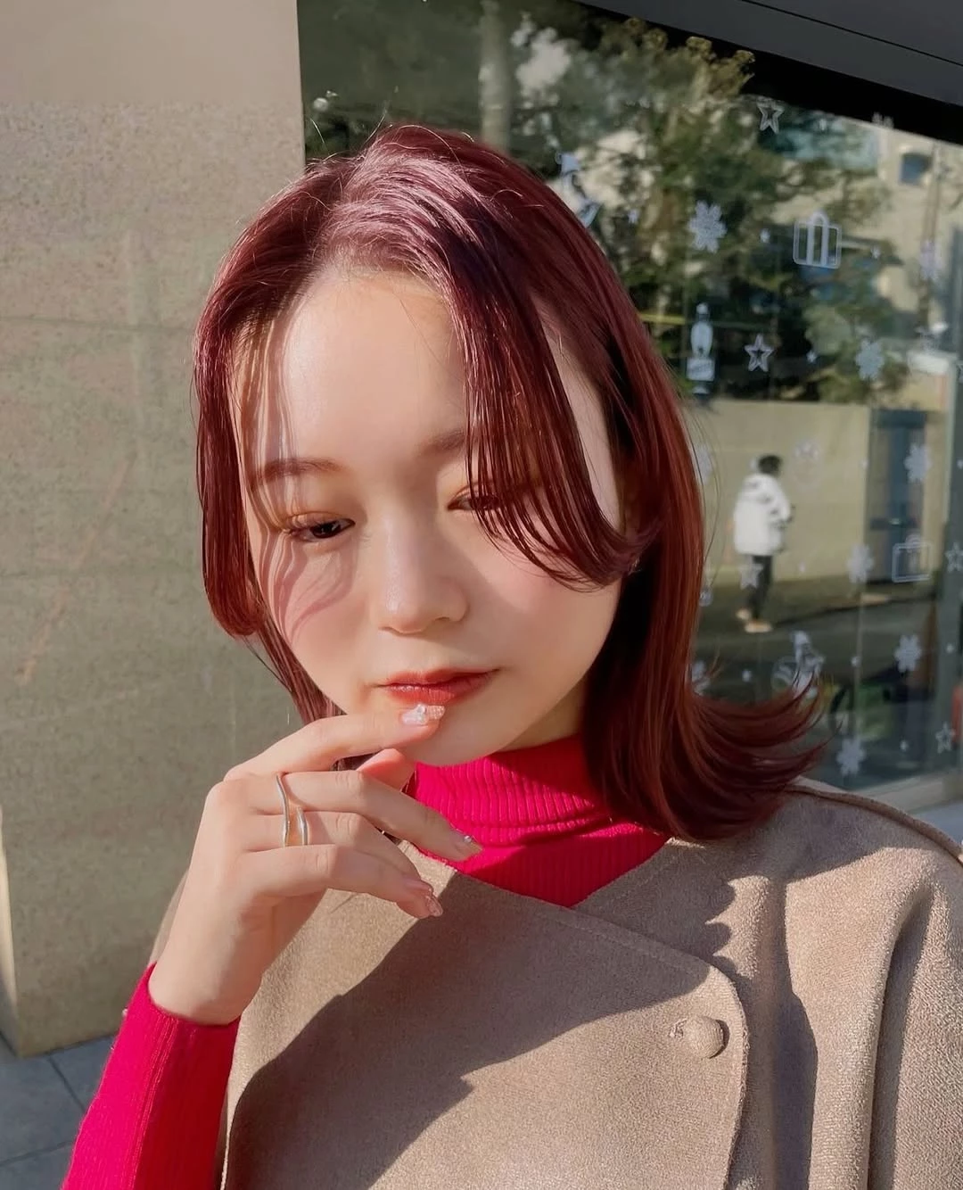 紅色頭髮造型推薦4：中分S燙中長髮