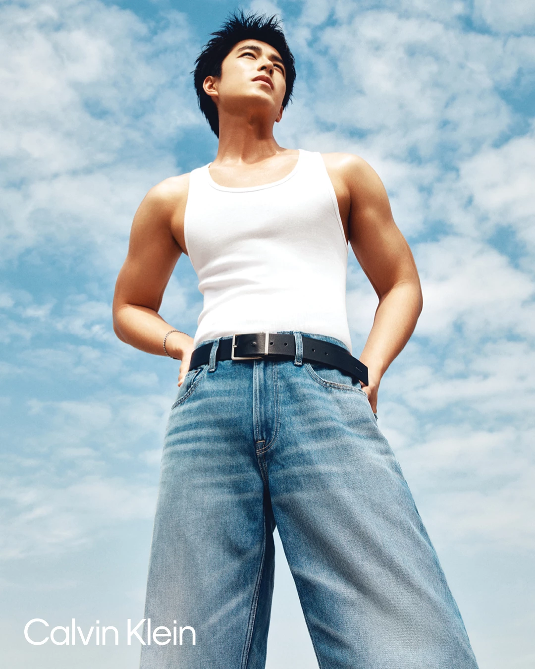 曾敬驊最新廣告合作正式亮相,這回登上 Calvin Klein 亞洲區全新形象,以一身 CK 夏日造型大秀結實線條,畫面真的辣到不行。近期曾敬驊進軍日本影壇拍攝電影,在南韓釜山頒獎的呆萌反應圈粉不斷,今日更登上橫跨亞洲的Calvin Klein廣告!無論是白背心搭配丹寧褲,還是濕身上陣的鏡頭,都把他自在又帶點野性的氣場,性感之中,還是保有少年氣息。