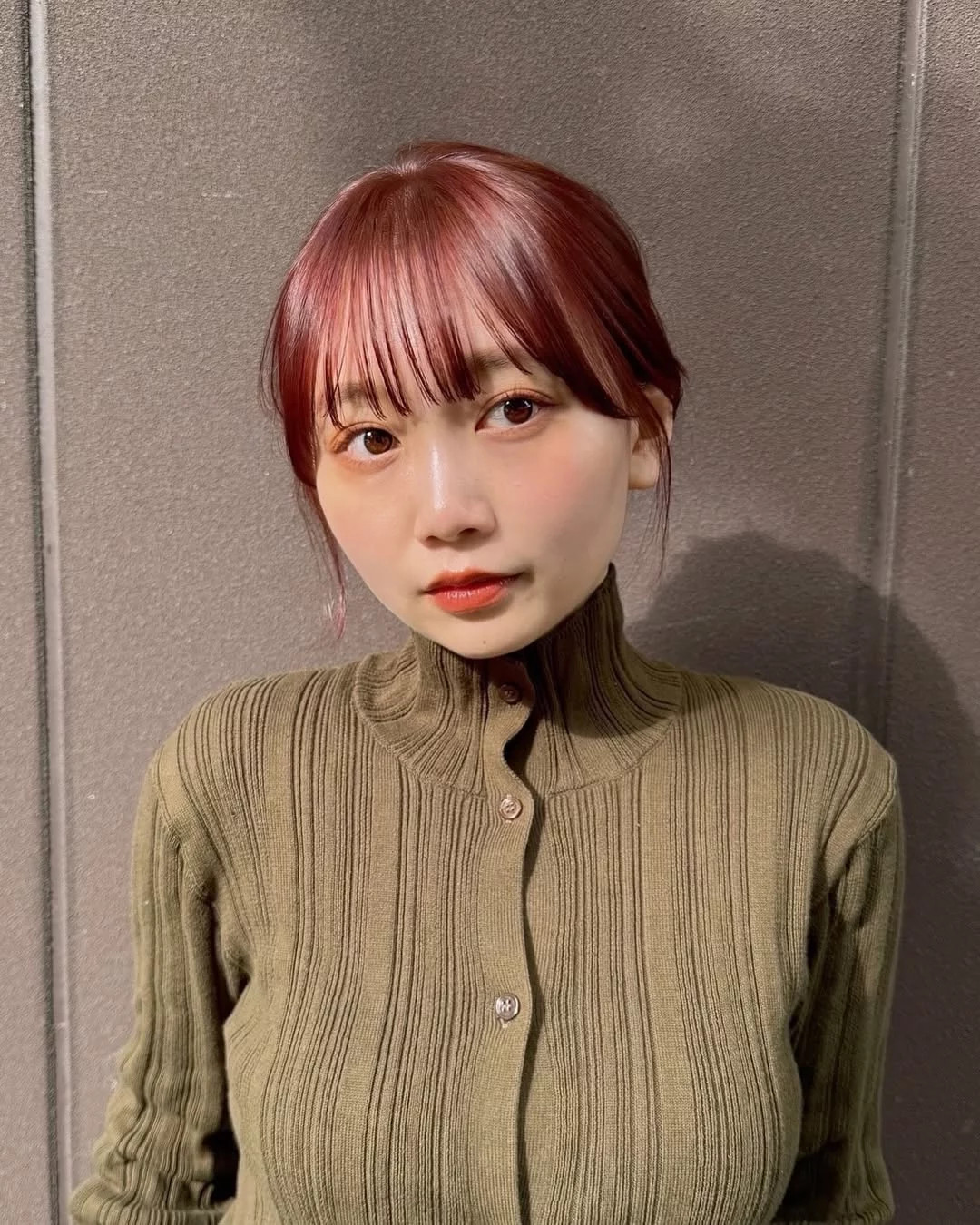 紅色頭髮造型推薦6：法式瀏海長髮