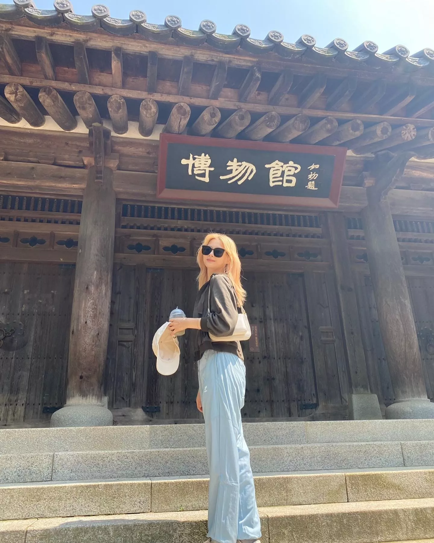 周子瑜這套棉褲穿搭簡直私服範本!以寬鬆棉褲搭配連帽 Hoodie,整體輪廓放鬆卻不鬆垮,關鍵在於褲型選擇偏直筒、不過度堆積,自然拉長腿部線條,用最基本的棉褲+帽T組合,既舒適又俐落有型。