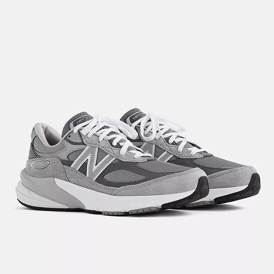 如果說灰色NB只能選一雙代表作,990系列絕對榜上有名,而990v6更是把經典直接升級到「頂規版本」!延續1982年誕生的990血統,以灰色麂皮搭配網布拼接,呈現出低調卻極具質感的層次,是許多NB老粉心中的夢幻清單。(價格:NTD8,680)