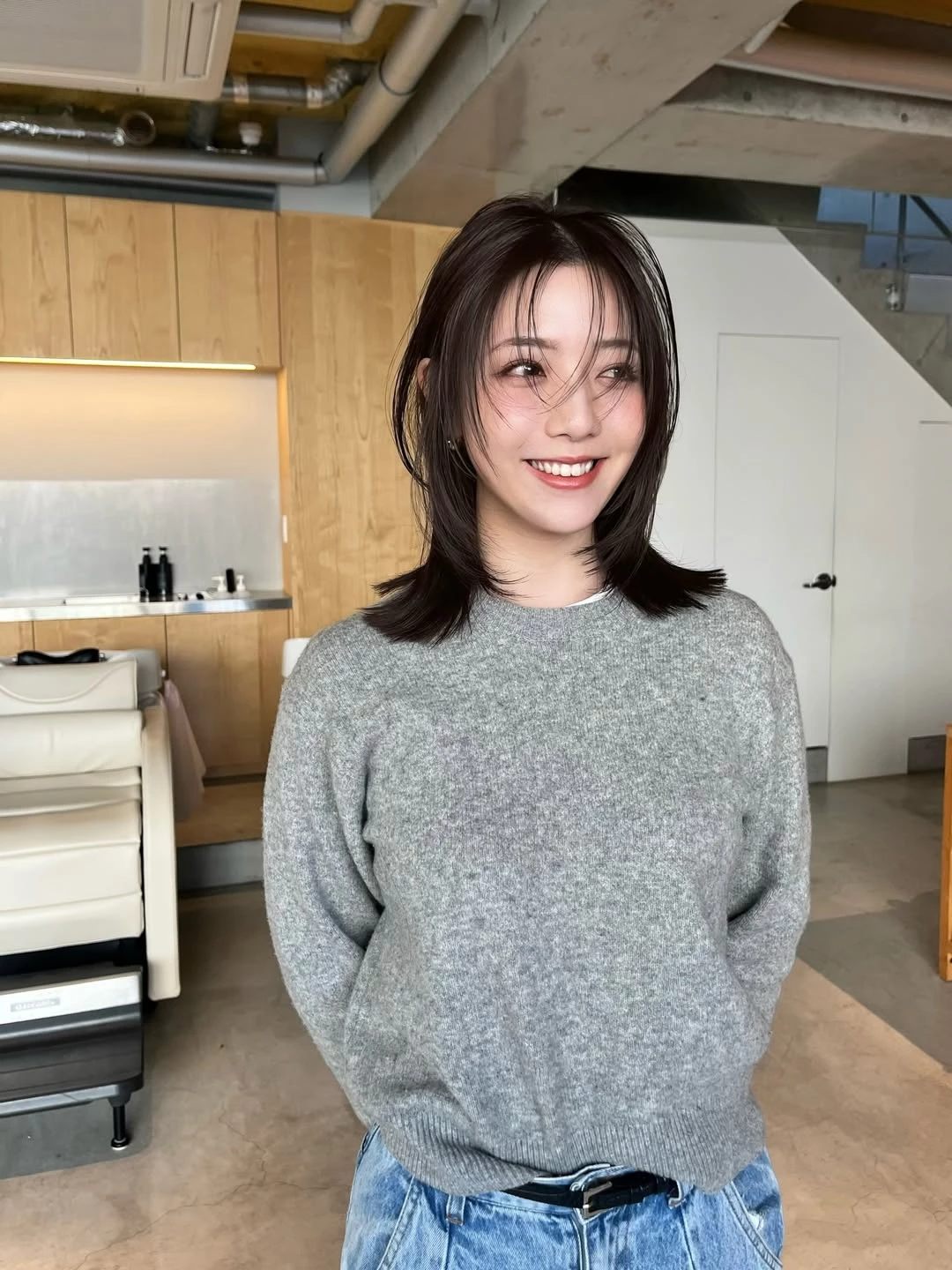 職場鎖骨剪髮型推薦4：中分鬚鬚瀏海