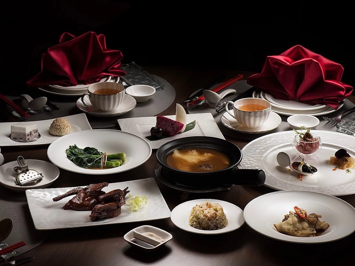 「名人坊」自 2010 年已連續多年獲得米其林星級肯定,台北繼世貿店、大直店後,這次插旗大巨蛋勢必也將吸引大量饕客前往朝聖。