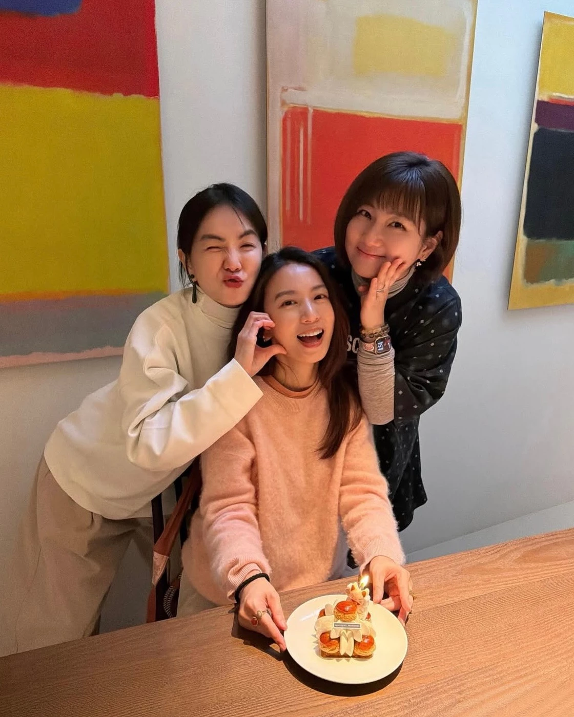 昨天適逢田馥甄 43 歲生日，她不只在粉專分享與 Selina、Ella 團聚慶生的照片感動無數老粉，更驚喜透露「六寶終於順利著床」，讓大批歌迷又驚又喜！