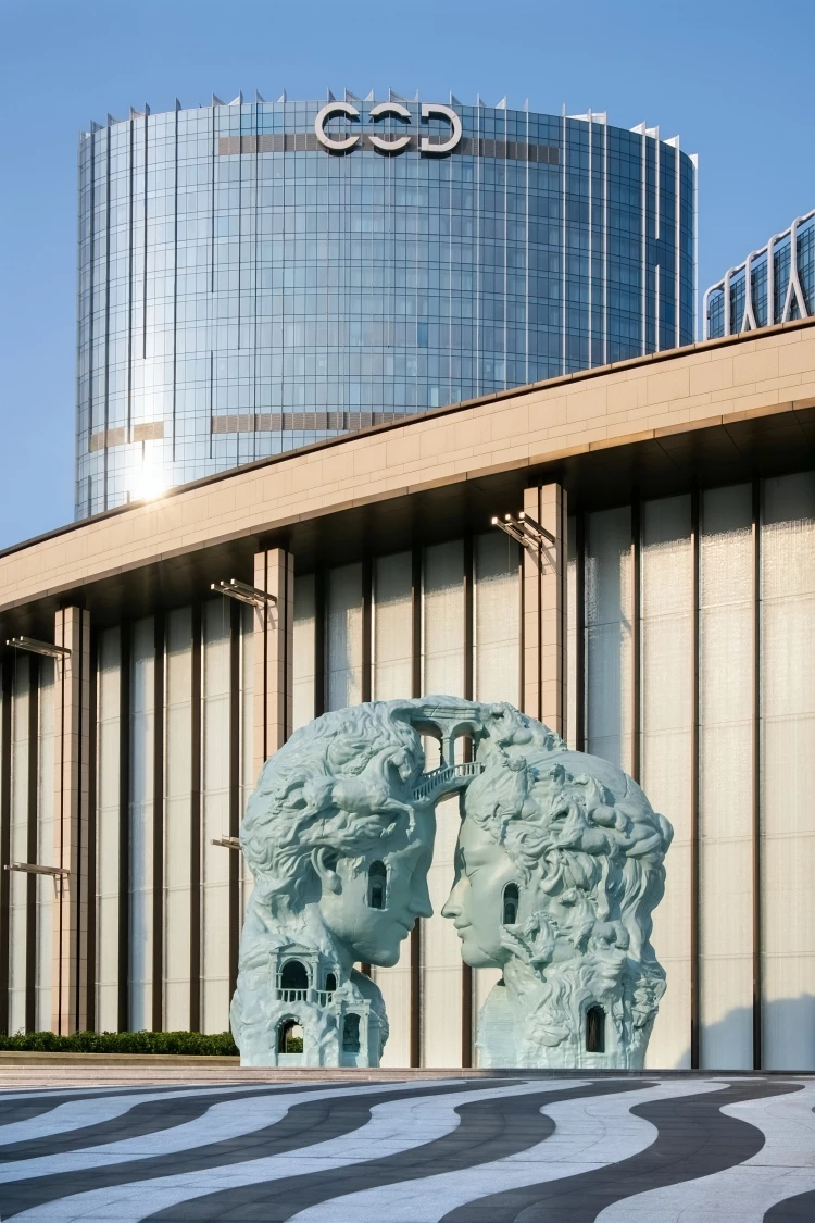 繼去年邀請法國藝術家 Laurent Perbos 展出後,近日於金光大道入口廣場迎來當代先鋒藝術家丹尼爾·阿爾軒 Daniel Arsham 的大型超現實雕塑作品《夢幻之門》。