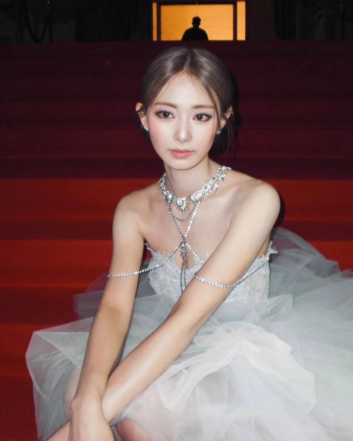台灣女孩周子瑜擊敗一眾強敵,拿下「最美 K-pop 女偶像」冠軍!作為 TWICE 成員,她自 13 歲便獨自到韓國成為練習生打拼,出道後便因精緻五官、超過 170 公分的大長腿,加上甜美氣質成為團體中極具辨識度的存在。