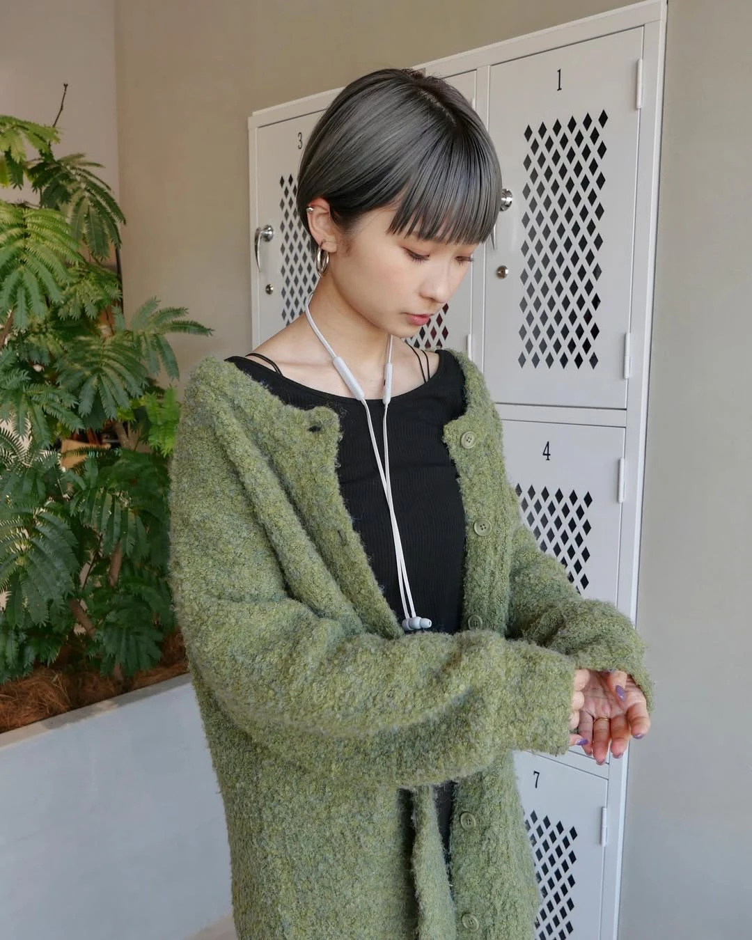 灰色頭髮造型推薦8：灰褐色日系短髮