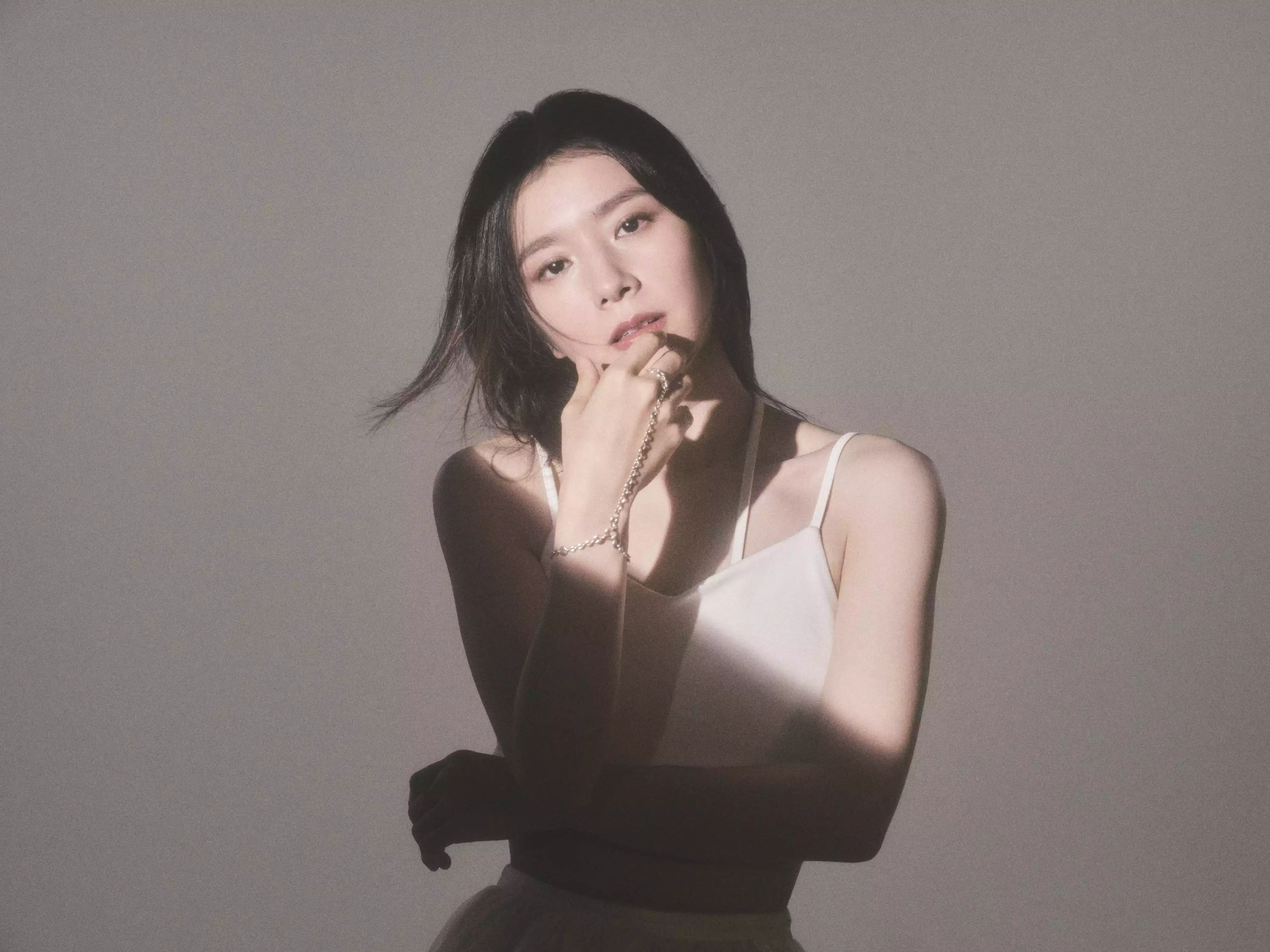 來自日本的實力派創作歌手 milet，2019 年出道以來便勢如破竹，以極具穿透力與神祕感的嗓音迅速打開知名度，出道曲〈inside you〉即引發高度關注，隨後多首單曲攻佔串流與音樂榜單，在新世代 J-pop 歌迷間獲得高度評價。