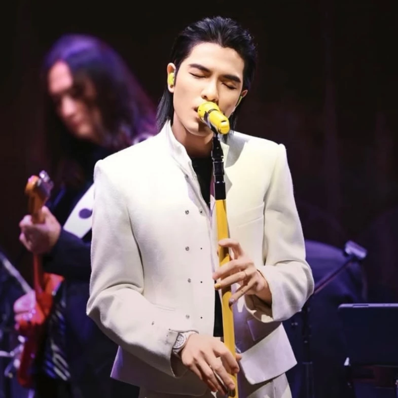 今年最大亮點之一，就是 7 月 1 日開幕夜邀請「金曲歌王」蕭敬騰擔任壓軸嘉賓，他自 2007 年因《超級星光大道》憑藉爆發力十足的嗓音與獨特舞台魅力打開知名度，2008 年正式發片後迅速成為華語樂壇代表性男歌手，並以專輯《以愛之名》拿下第 24 屆金曲獎「最佳國語男歌手」，近年他持續投入巡迴演唱、跨界節目、電影與樂團作品。