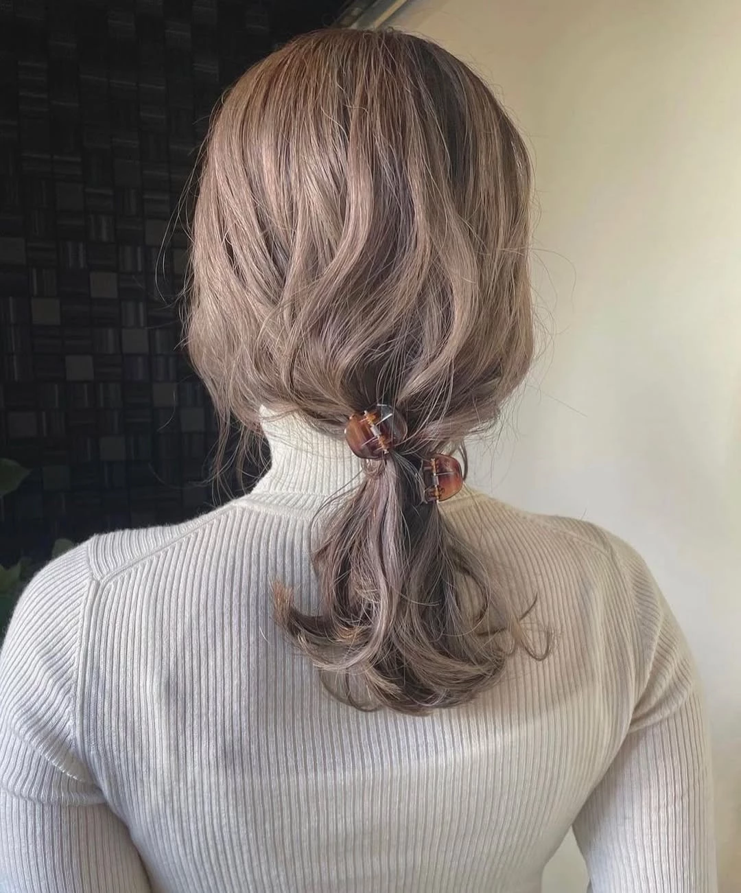 灰色頭髮造型推薦2：灰粉紋理燙