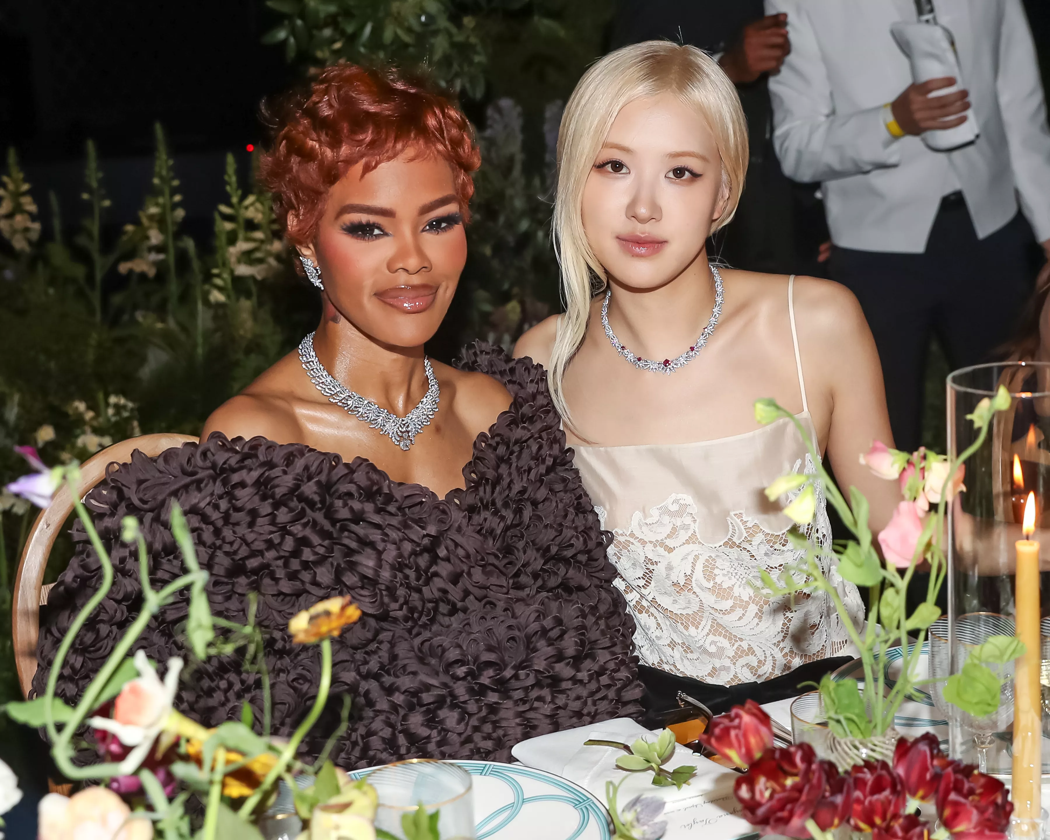 Rosé、瑪麗亞凱莉與宋雨綺現身力挺！Tiffany & Co.在紐約發布2026 Blue Book 高級珠寶系列，《Hidden Garden 花語祕境》，以蝴蝶、飛鳥、蜜蜂、花卉與棕櫚等自然意象，延續 Jean Schlumberger 的經典設計語彙，並運用未經優化處理的藍寶石、紅寶石、祖母綠與 Type IIa 鑽石，展現品牌深厚的寶石學底蘊與工藝實力。從可轉換式項鍊、胸針到雕塑感鮮明的高級珠寶作品。