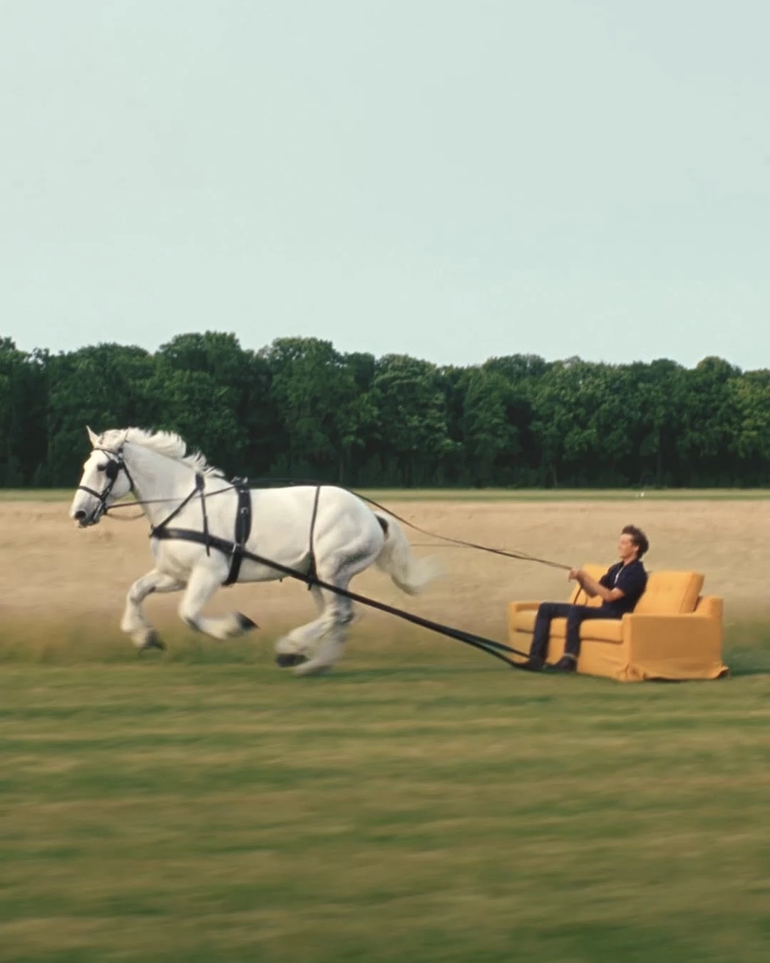 Hermès的成功不只是產品，更是抓住正確的商業思維。品牌並未追求大規模展店，反而傾向「把店做大、做更好」，同時，品牌正在巴黎悄悄籌建高級訂製工坊，進一步服務最頂級客層。就像是執行長Axel Dumas曾說過：「我們會準備好，但會在準備好的時候才推出。」這種不急於擴張、不向市場妥協的姿態，讓Hermès維持高度稀有性，也穩固其金字塔頂端客群。