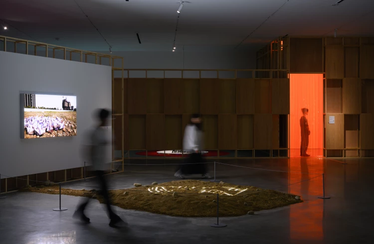 中美館《熱暑人》展覽室B，子題「走在地平線的鋼索上」。攝影：卓杜信XhinMania。圖片提供：臺中市立美術館