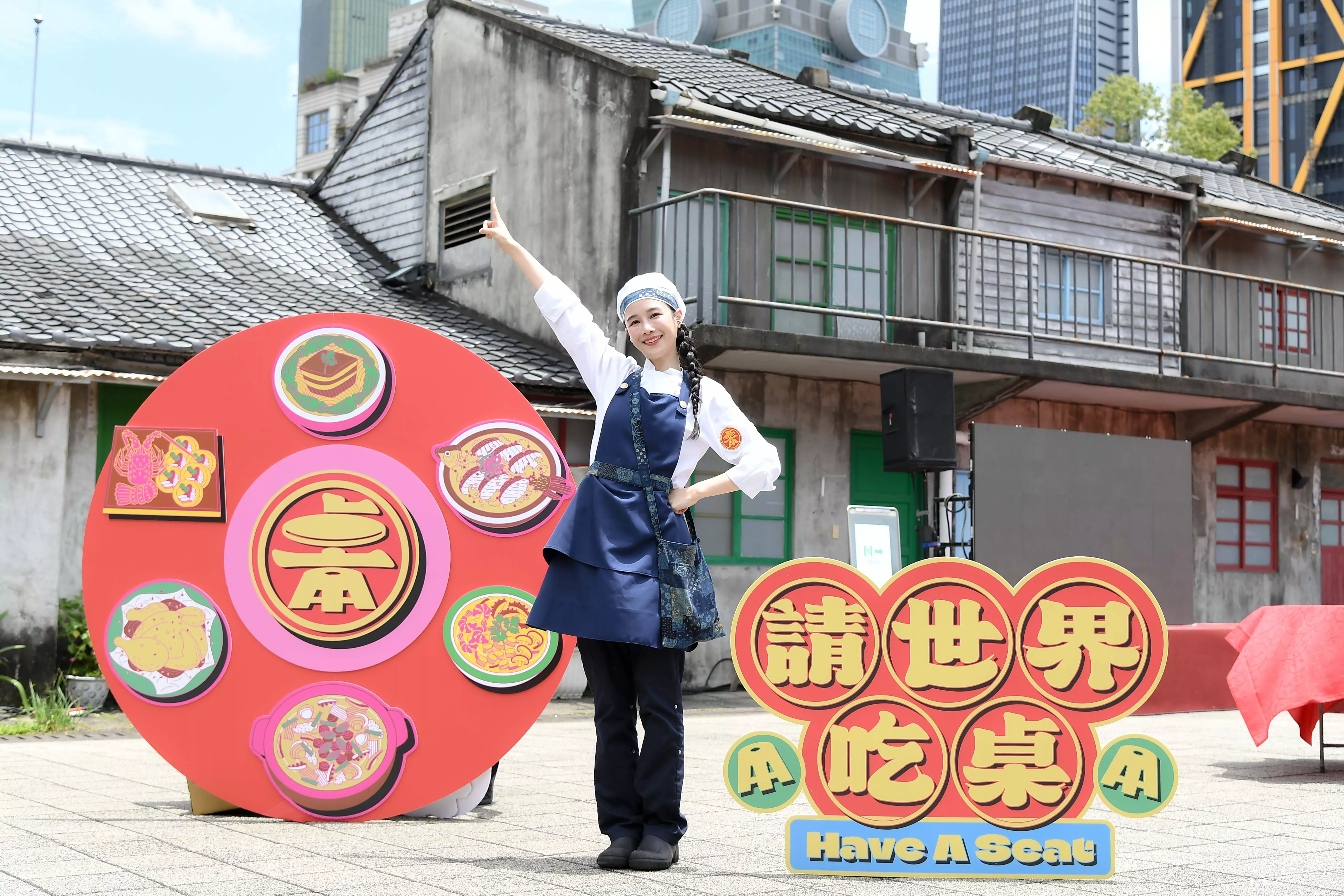 而百萬 YouTuber 千千則從原本的「美食水水」直接升級成「辦桌戰士」,不只苦練英文、日文說菜,甚至為了節目特地考取丙級證照。