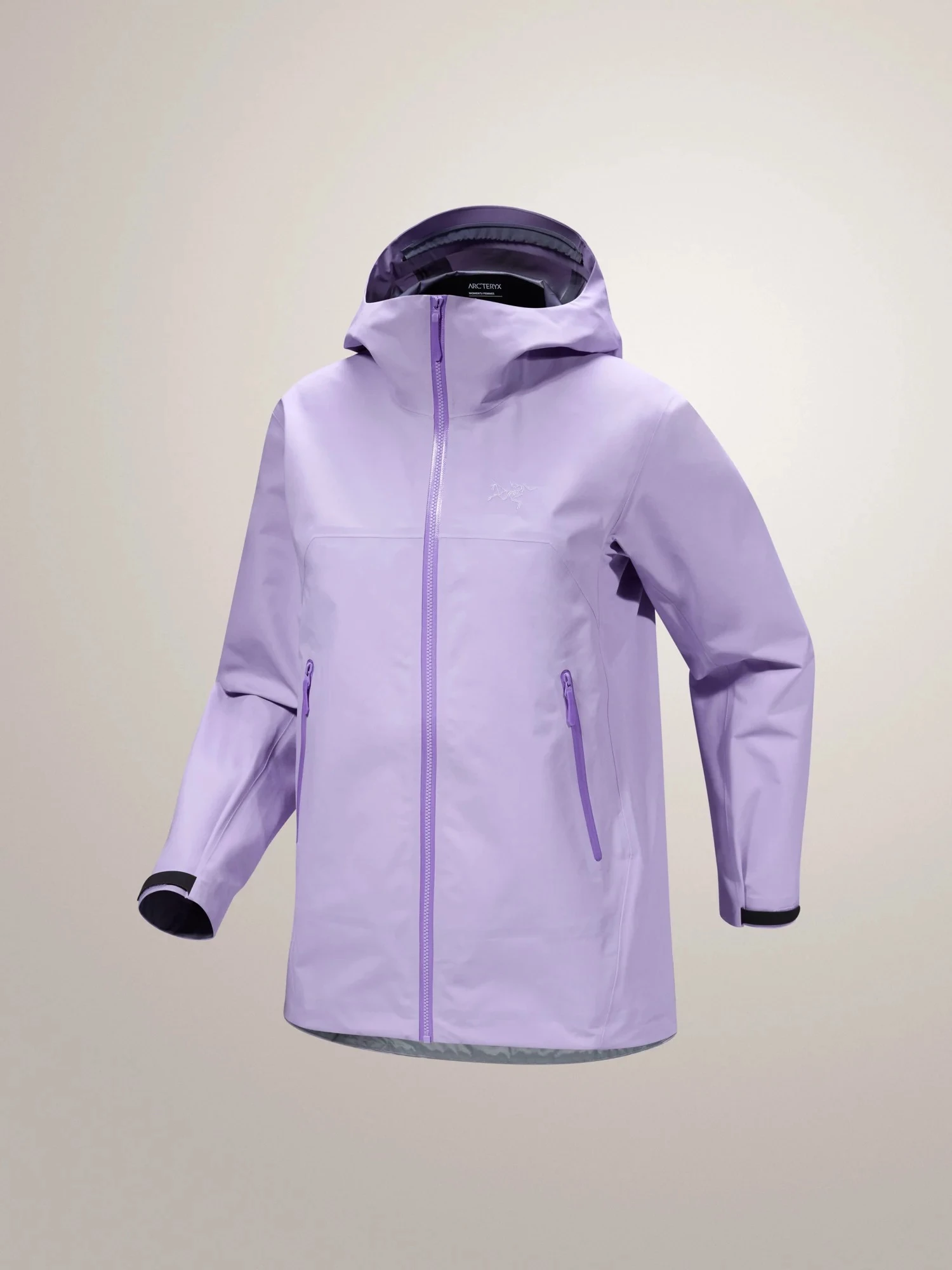 Beta Jacket 防水硬殼外套 (價格:NTD16,800) 如果你預算夠,這件「硬殼外套」會是長期投資型單品。多數人會從 Beta 系列開始,這是一件「擋風擋雨的萬用外套」,不少人直接把它當作都會通勤的“雨衣”,下雨天騎車、寒流來襲都派得上用場。