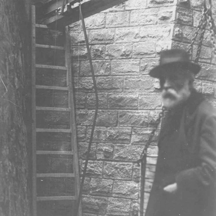 安東尼・高第（Antoni Gaudí）是西班牙加泰隆尼亞地區最具代表性的建築師，也是現代建築史上最具辨識度的創作者之一，他的作品融合了新藝術運動、哥德式結構、宗教象徵與對自然形態的深刻觀察。