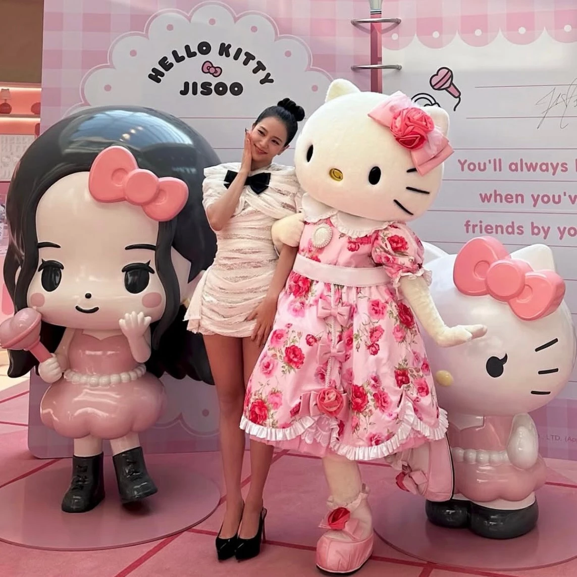 近日網銀國際影視宣布官方終於正式授權快閃店「HELLO KITTY & JISOO POP-UP STORE in TAIPEI」將於 5 月 22 日至 6 月 7 日期間,於新光三越台北信義新天地 A9 館 9 樓盛大登場,邀請大家走進充滿粉紅魅力的繽紛世界。 
